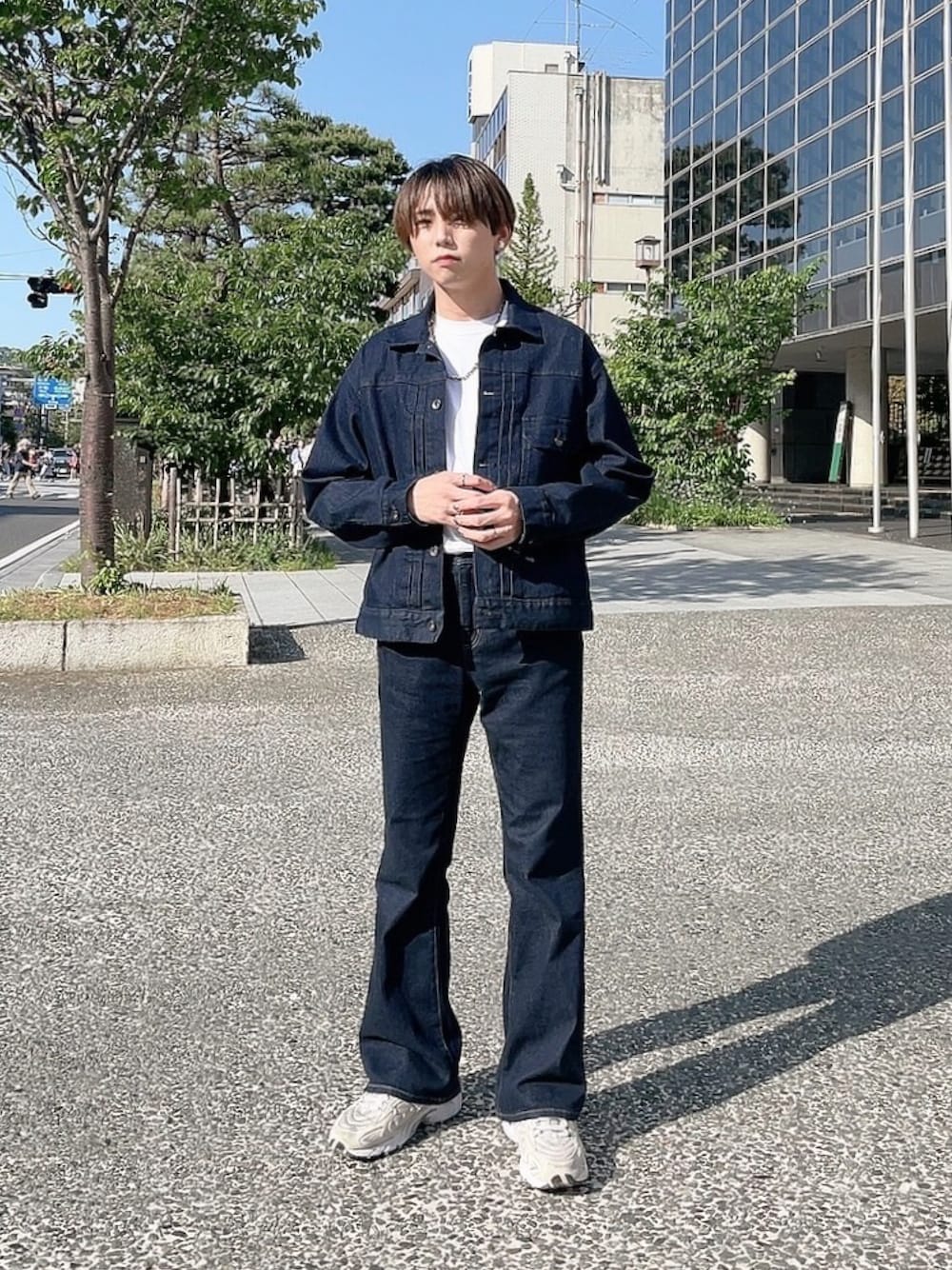 「今日のコスメと服、春夏コーデ、大人コーデ、メンズメイク、メイク男子、化粧男子、白スニーカー、春アウター、フレアパンツ、フレアデニム、デニム、デニムパンツ、デニムジャケット、ニューバランス、休日スタイル」｜「UNIQLOのアイテム（デニムジャケット、ブルー系）」を使った、KAKERU さん（メンズ・170cm）の春コーディネートの1枚目の写真