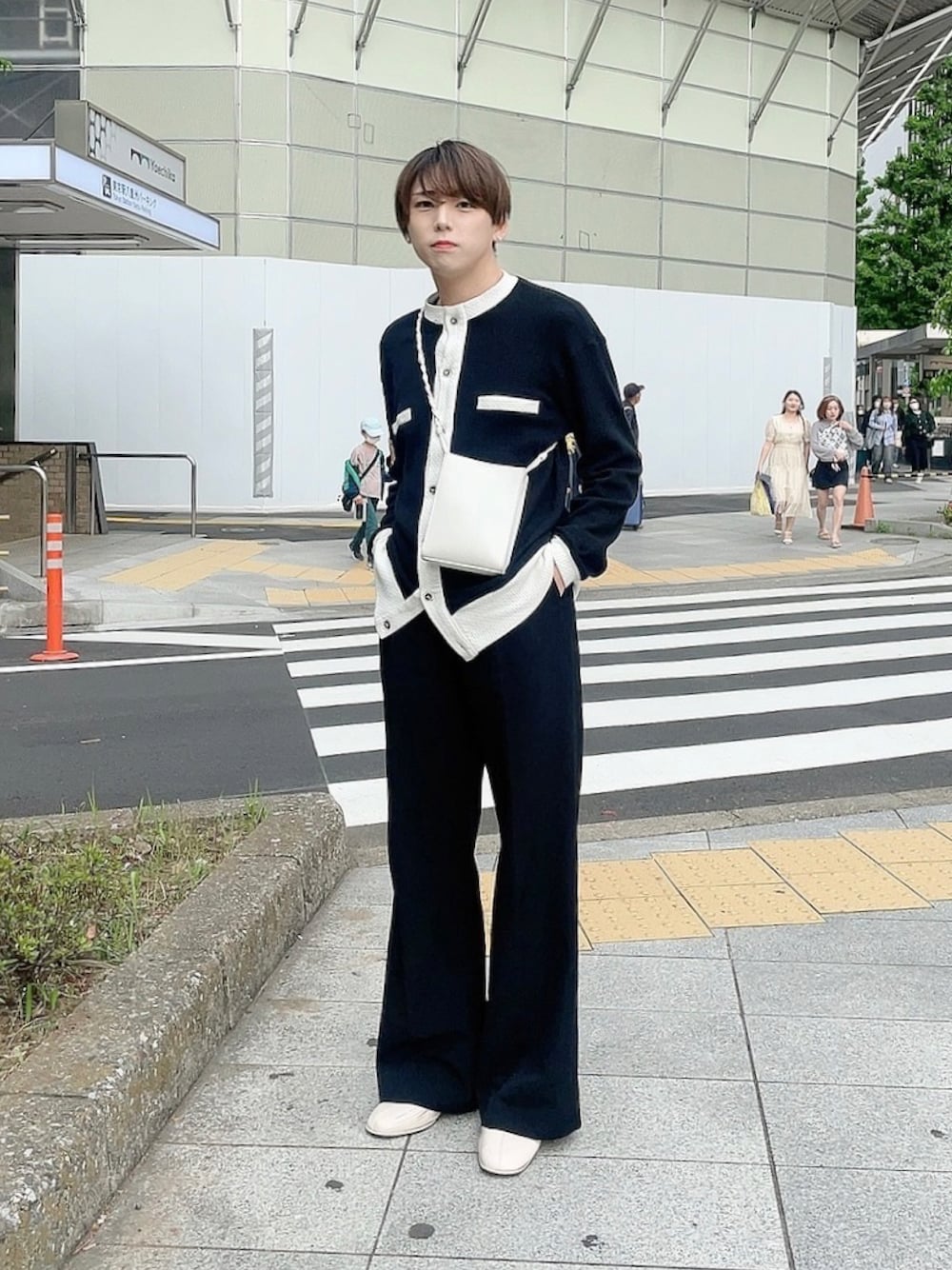 「今日のコスメと服、春服、モノトーン、モノトーンコーデ、メンズメイク、メイク男子、黒、韓国ファッション、スラックス、ワイドパンツ、ワイドスラックス、ショートブーツ、ブーツ」｜「HI FI FNKのアイテム（スラックス、ブラック系）」を使った、KAKERU さん（メンズ・170cm）の春コーディネートの1枚目の写真