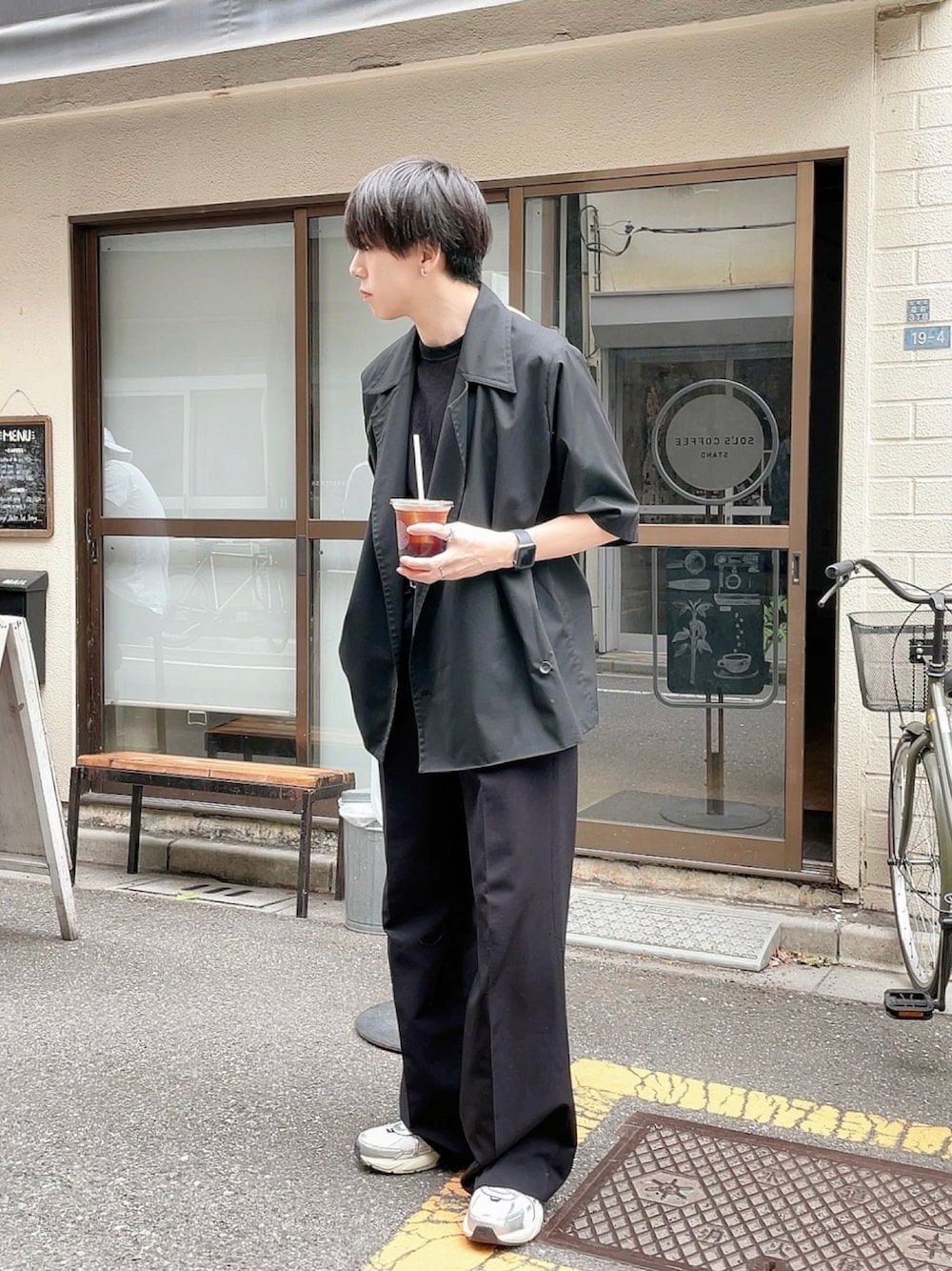「オールブラック、ブラック、黒、ワイドパンツ、ワイドスラックス、スニーカー、スニーカーコーデ、スポーツミックス、春コーデ、黒スニーカー、フレアパンツ」｜「NIKEの＜NIKE＞V2K Run（スニーカー、シルバー系）」を使った、KAKERU さん（メンズ・170cm）の春コーディネートの1枚目の写真