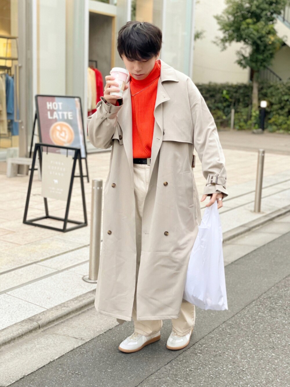 「コート、スニーカー、デニム、トレンチコート、冬コーデ、タートルネック、オーバーサイズ、大人カジュアル、スニーカーコーデ、ユニクロ、休日スタイル、タートルネックニット、秋、淡色コーデ、秋コーデ」｜「EMMA CLOTHESのTRストレッチ オーバーサイズ ヨークトレンチコート/スプリングコート EMMA CLOTHES 2021SPRING（トレンチコート、ベージュ系）」を使った、KAKERU さん（メンズ・170cm）の秋コーディネートの1枚目の写真