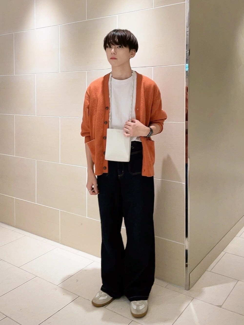 「ファッションを楽しもう、今日のコスメと服、カーディガン、秋のコーデ、カジュアル、秋服コーデ、デニム、デニムパンツ、オレンジ、オレンジコーデ」｜「GUのアイテム（デニムパンツ、ブルー系）」を使った、KAKERU さん（メンズ・170cm）の秋コーディネートの1枚目の写真