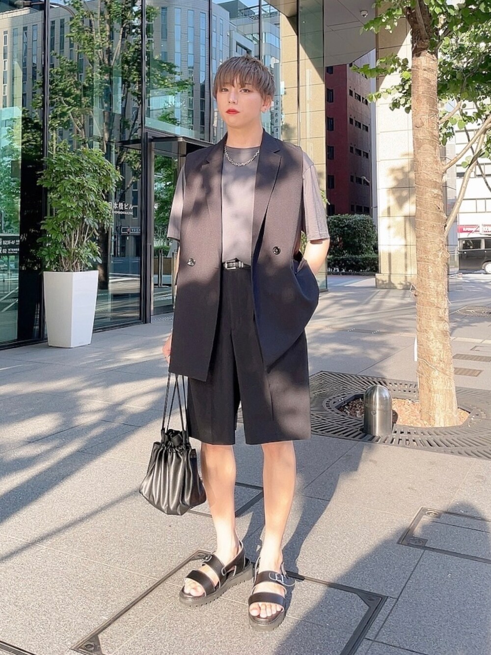「このスタイルがお気に入り、今日のコスメと服、メイク男子、化粧男子、メンズメイク、メンズコスメ、ジレ、セットアップ、セットアップスタイル、サンダル、サンダルコーデ、短パン、ショートパンツ、モノトーン、ワントーンコーデ」｜「EMMA CLOTHESのシャークソールサンダル/ダブルモンク/ワンストラップ/バックルベルト EMMA CLOTHES  2022 SUMMER（サンダル、ブラック系）」を使った、KAKERU さん（メンズ・170cm）の夏コーディネートの1枚目の写真
