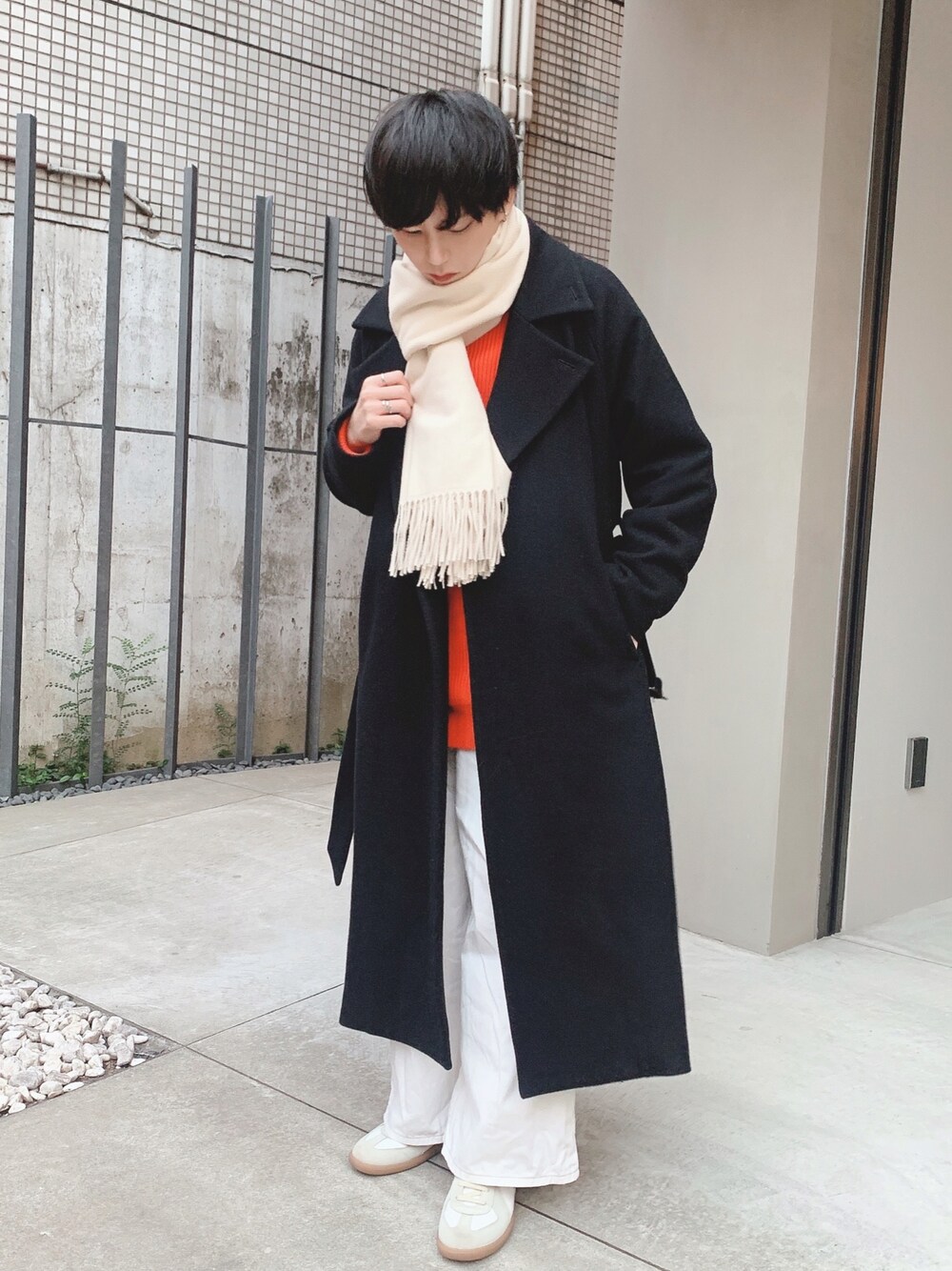 「マフラー、GU、GUコーデ、クリスマスに着たい服、冬コーデ、タートルネック、タートルネックニット、差し色、オフホワイト、オーバーサイズ、ビッグシルエット、スニーカーコーデ、ジャーマントレーナー、カジュアル、チェスターコート」｜「juhaのBELTED OVER COAT（ステンカラーコート、ブラック系）」を使った、KAKERU さん（メンズ・170cm）の冬コーディネートの1枚目の写真