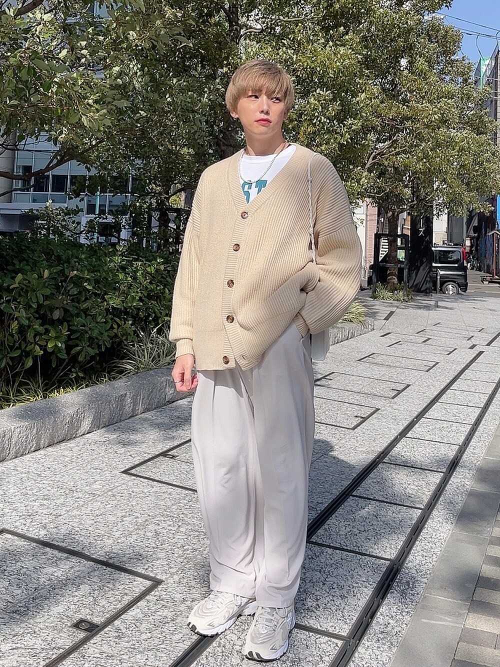 「春、春コーデ、カーディガン、ワイドパンツ、ワイドスラックス、ベージュ、ベージュコーデ、オールホワイト、スニーカーコーデ、ビックシルエット、はるコーデ、ビッグシルエット、プチプラ」｜「HAREのDワイドフレアパンツ(HARE)（その他パンツ、ベージュ系）」を使った、KAKERU さん（メンズ・170cm）の春コーディネートの1枚目の写真