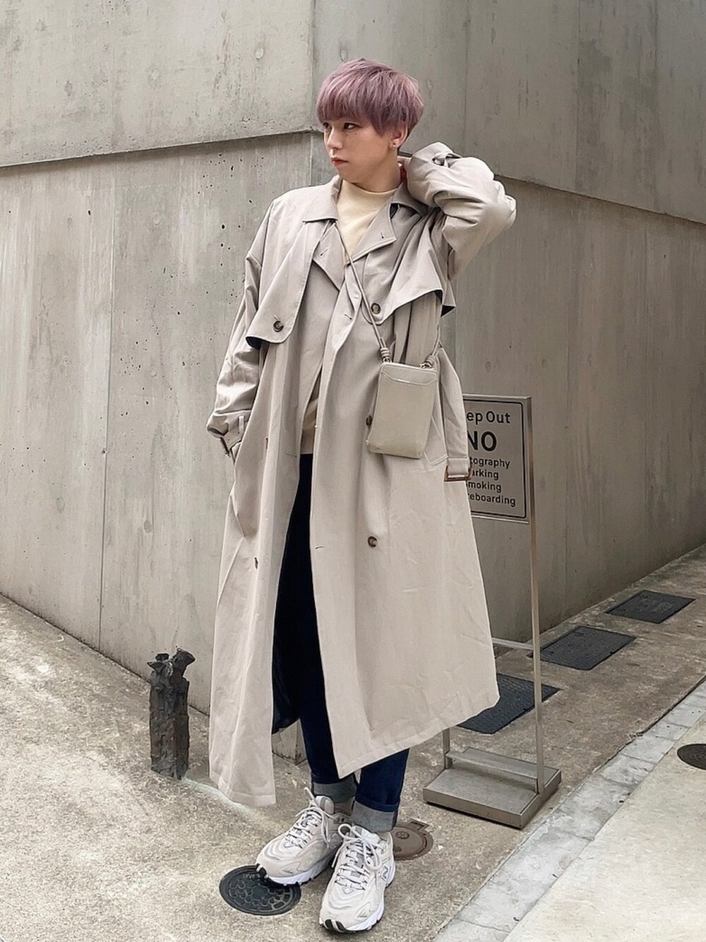 「春コーデ、春アウター、春、春カラー、春服みてみて、オーバーサイズ、トレンチコート、スウェット、デニム、デニムパンツ、スニーカー、スニーカーコーデ、ベージュ、韓国ブランド、シンプルコーデ」｜「EMMA CLOTHESのTRストレッチ オーバーサイズ ヨークトレンチコート/スプリングコート EMMA CLOTHES 2021SPRING（トレンチコート、ベージュ系）」を使った、KAKERU さん（メンズ・170cm）の春コーディネートの1枚目の写真