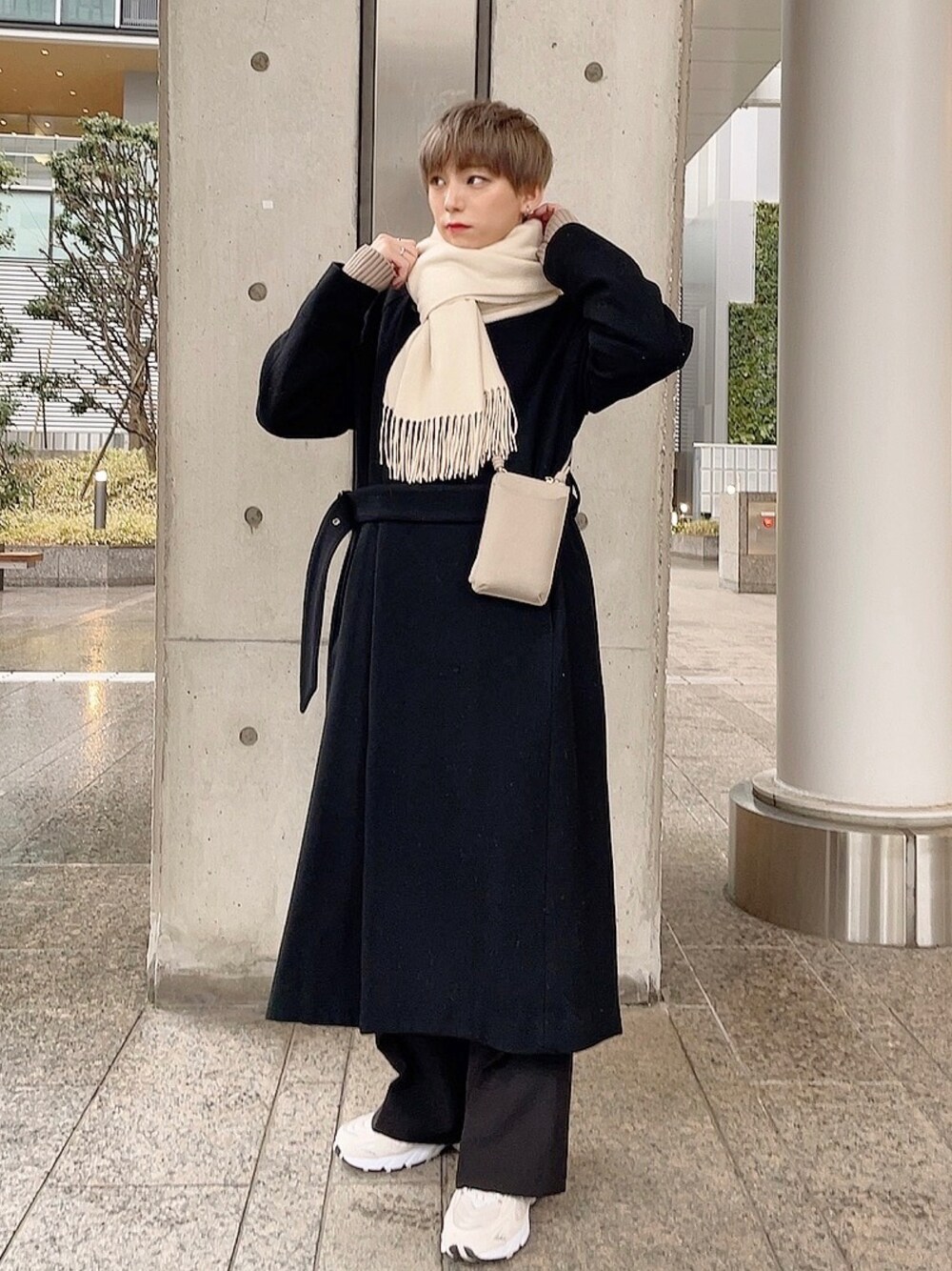 「大人コーデ、スニーカー、オーバーコート、オーバーサイズ、モノトーンコーデ、ベージュ、タートルネック、New Balance、stein、フレアパンツ、ワイドパンツ、ワイドスラックス、マフラー、白スニーカー」｜「NEW BALANCEのML725（スニーカー、ベージュ系）」を使った、KAKERU さん（メンズ・170cm）の冬コーディネートの1枚目の写真