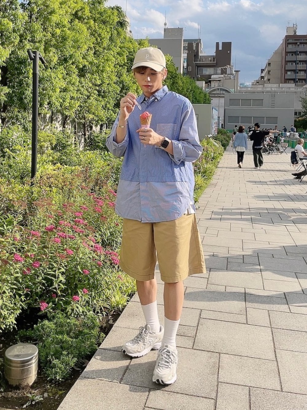「ショートパンツ、ハーフパンツ、ストライプシャツ、スニーカー、スニーカーコーデ、短パン、ベージュ、キャップ、夏のコスメと服、メンズメイク、メンズコスメ、化粧男子、メイク男子、初夏コーデ、休日スタイル」｜「UNIQLO×MARNIのアイテム（チノパンツ、ベージュ系）」を使った、KAKERU さん（メンズ・170cm）の夏コーディネートの1枚目の写真
