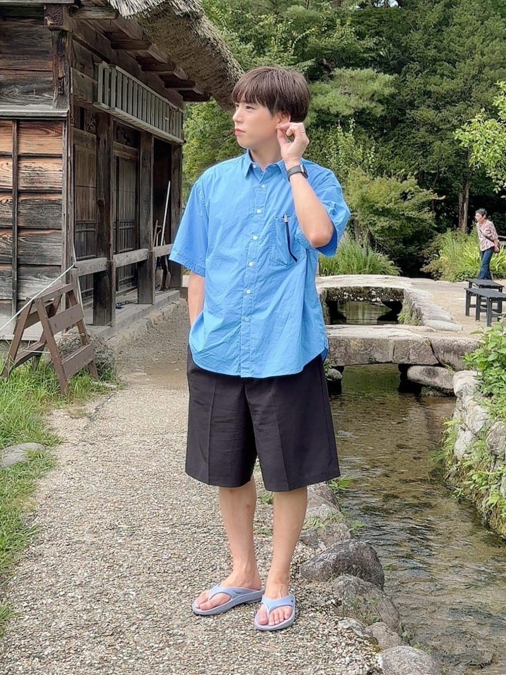 「ハーフパンツ、ショートパンツ、半ズボン、シャツスタイル、シャツ、シャツコーデ、ブルーシャツ、ビッグシルエット、ビッグシャツ、オーバーサイズ、オーバーシャツ、大人カジュアル、半袖シャツ」｜「EMMA CLOTHESのリラックスワイド レギュラーカラー ベーシックブロードS/Sシャツ（シャツ/ブラウス、ブルー系）」を使った、KAKERU さん（メンズ・170cm）の秋コーディネートの1枚目の写真