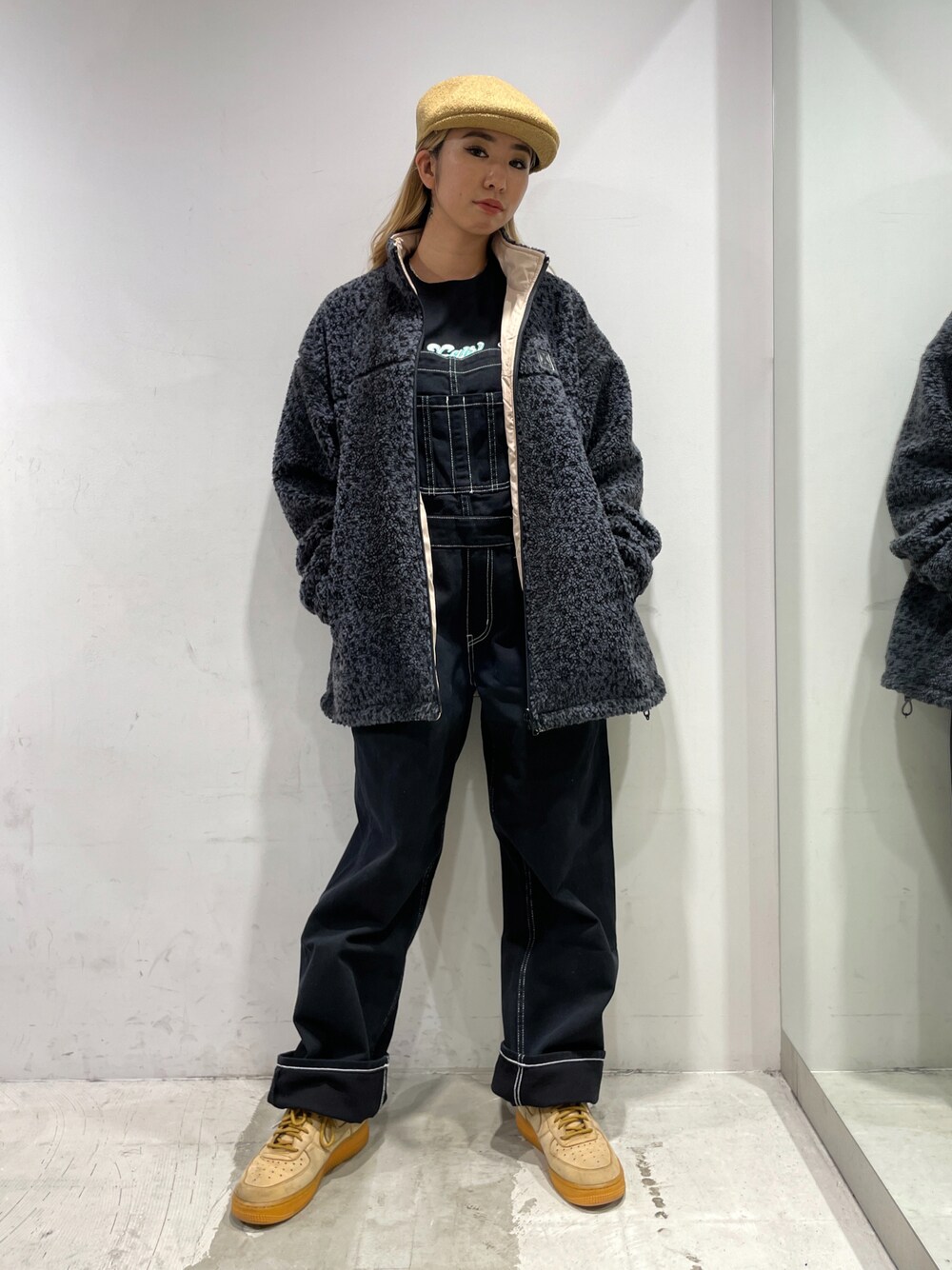 「ハンチング、リバーシブル、ボアジャケット、オーバーサイズ、オーバーオール、ストリート、x-girl」｜「X-girlのWIDE TAPERED OVERALL（つなぎ/オールインワン、ブラック系）」を使った、西端真由さん（レディース・158cm）の冬コーディネートの1枚目の写真