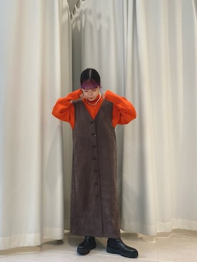 「KBF（ケイビーエフ）のコーデュロイクロスジャンパースカート（ジャンパースカート、ブラウン系）」を使った、ぶくろさん（レディース・150cm）の冬コーディネート