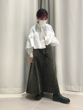 「KBF（ケイビーエフ）のラッフルフリルシャツ（シャツ/ブラウス、ホワイト系）」を使った、ぶくろさん（レディース・150cm）の冬コーディネート