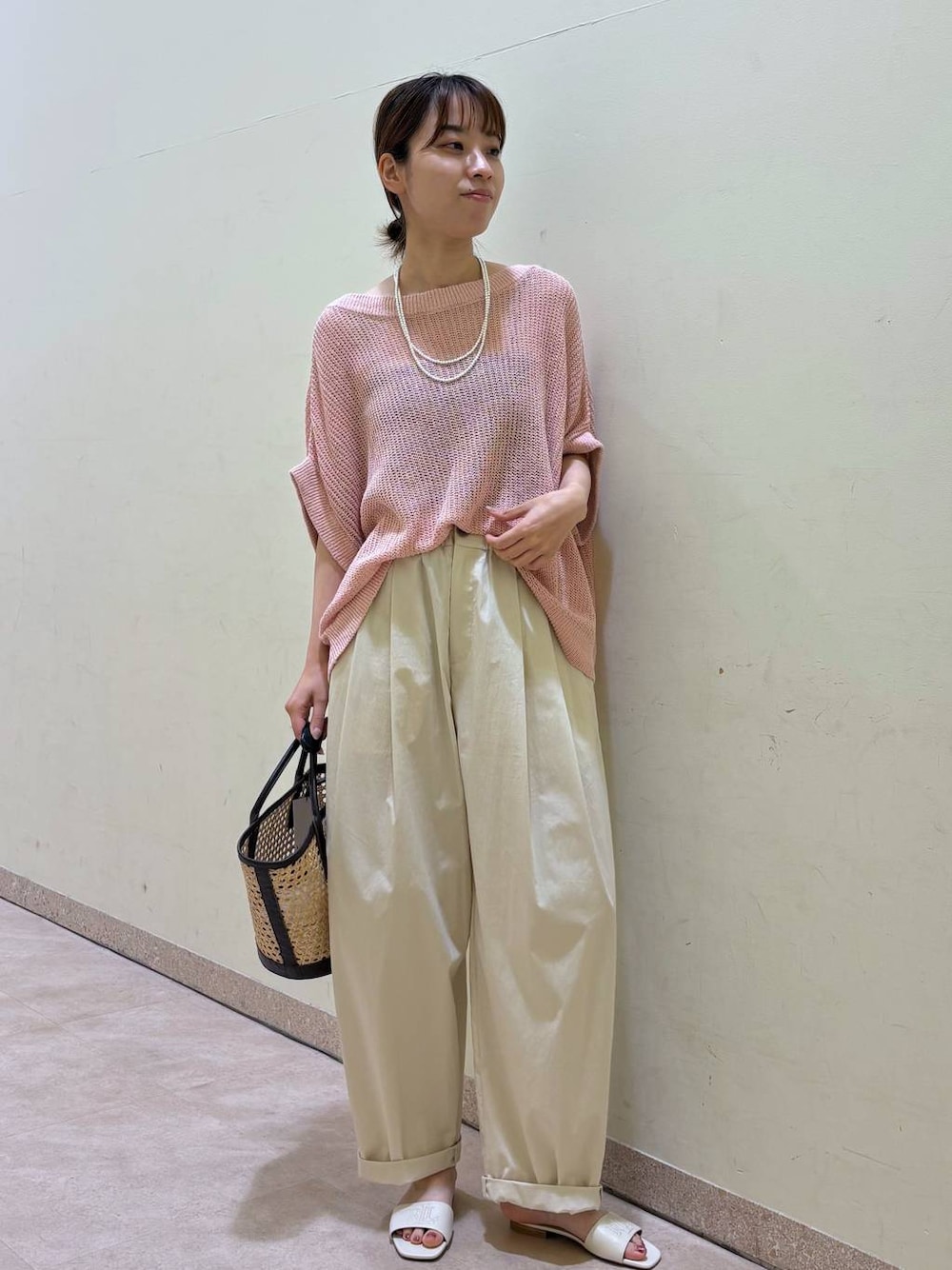 ホワイト系のその他パンツ、ホワイト系のサンダル、グレー系のネックレスを着用したレディースの夏コーディネートの1枚目の写真