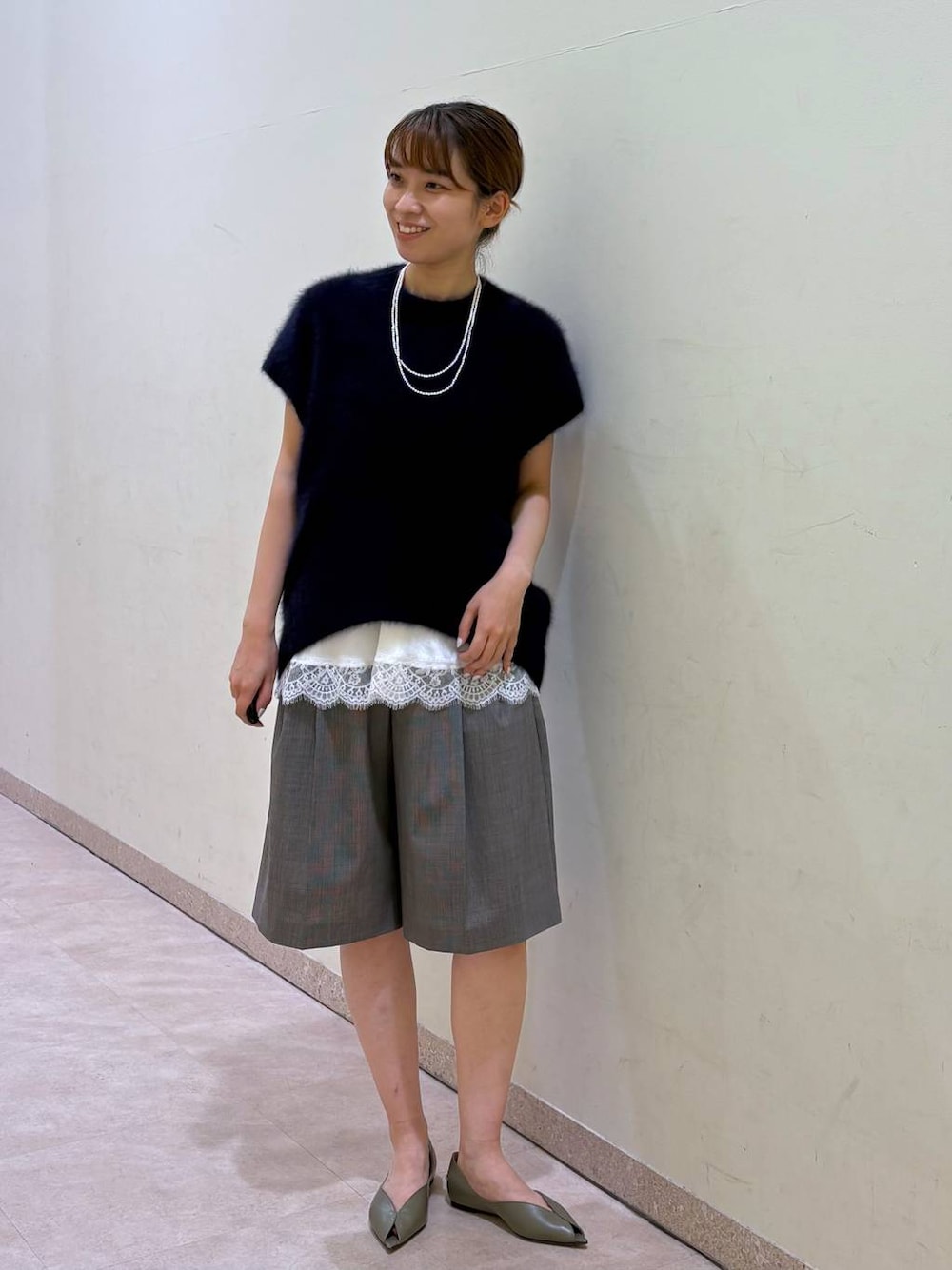 ブラウン系のその他パンツ、ホワイト系のキャミソール、ブルー系のニット/セーターを着用したレディースの秋コーディネートの1枚目の写真
