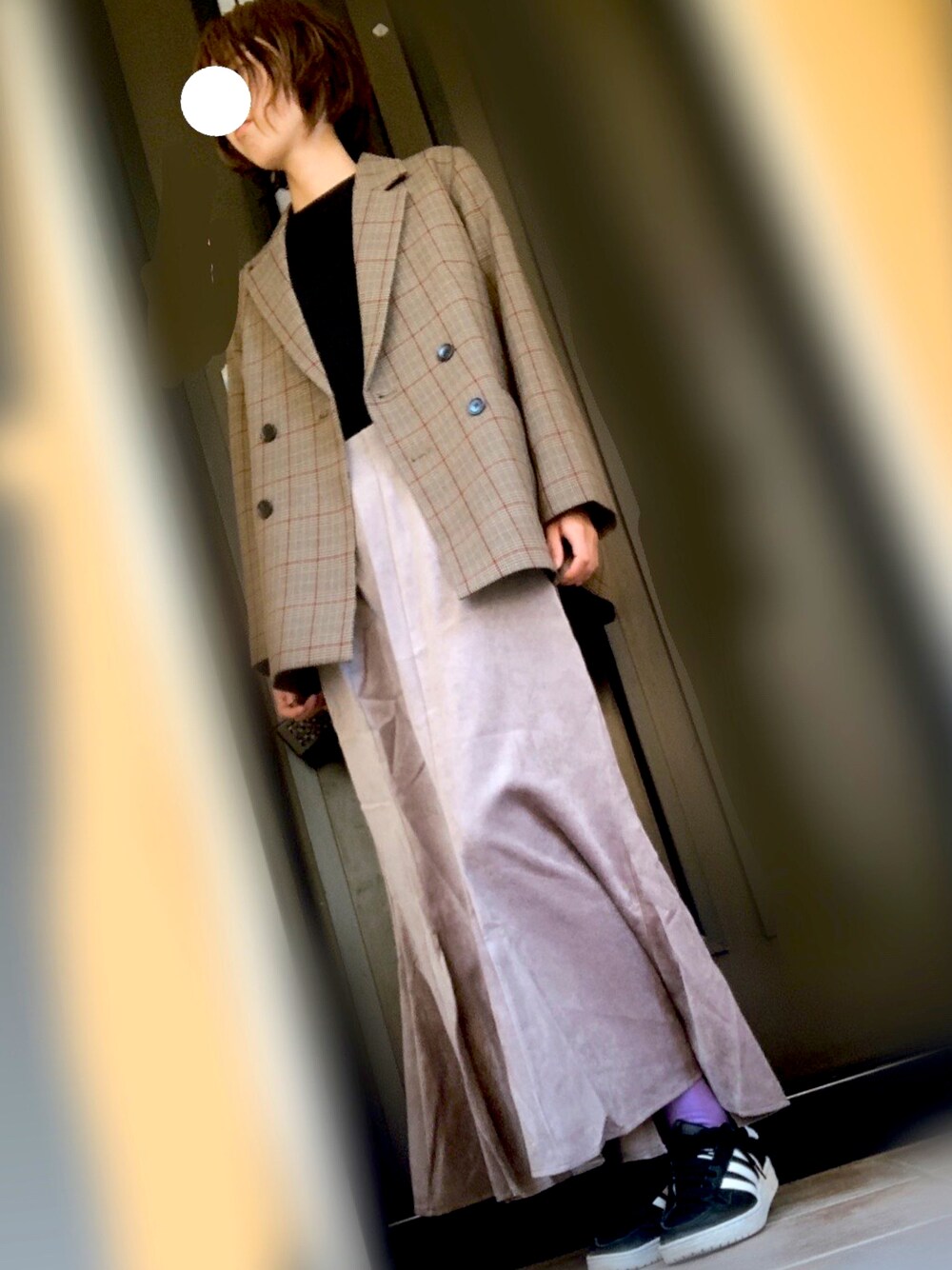 「秋のコーデ、休日スタイル、ロングスカート、マーメイドスカート、アッシュカラー、アディダス、GU、チェック柄、チェックジャケット、チェックコート」｜「GUのアイテム（テーラードジャケット、ブラウン系）」を使った、んみんみんみさん（レディース・173cm）の秋コーディネートの1枚目の写真