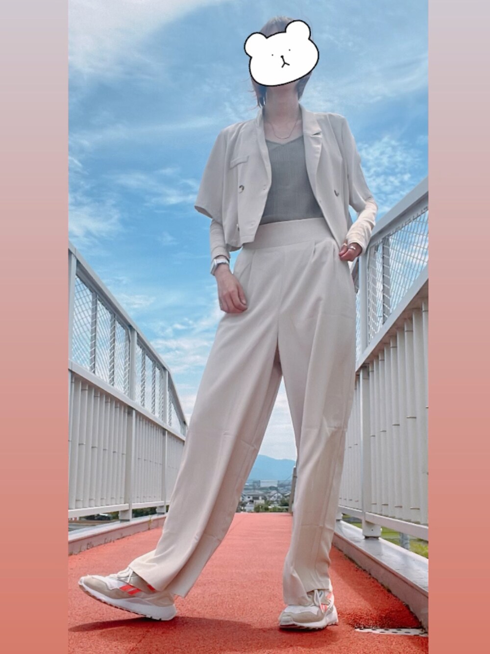 「セットアップ、プチプラ、classicalelf、きれいめカジュアル、高身長女子、シンプルスタイル、初夏コーデ、スニーカー、パンツコーデ、ベージュ、アイボリー」｜「RIRIYANOの《RIRIYANO×クラシカルエルフコラボ》スタイリッシュにキマる。半袖クロップドジャケット（テーラードジャケット、ベージュ系）」を使った、んみんみんみさん（レディース・173cm）の夏コーディネートの1枚目の写真