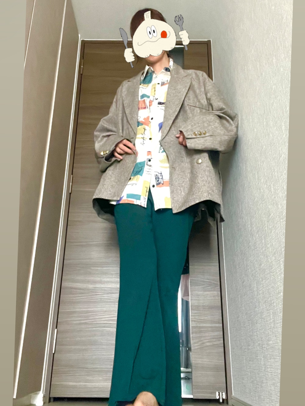 「高身長女子、30代コーデ、柄シャツ、ジャケット、グリーン、シャツスタイル、classicalelf、SpRay、最近のいい感じコーデ、カジュアルスタイル、春夏、プチプラコーデ、カラー×コーデ、着回しコーデ」｜「classicalelfの美脚魅せ！ センタープレス セミ フレア カットソー カラー イージーパンツ（スラックス、グリーン系）」を使った、んみんみんみさん（レディース・173cm）の春コーディネートの1枚目の写真