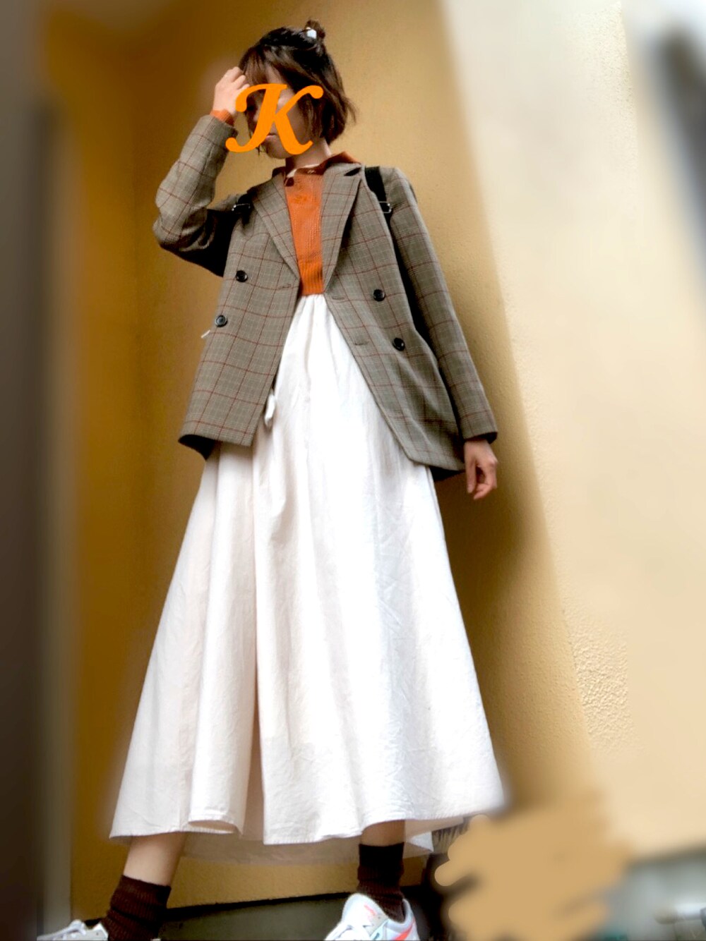 「メッシュニット、メッシュ、オレンジ、スニーカー、ワンピース、チェック、ジャケット、チェックジャケット、秋服コーデ、休日コーデ、ベージュ、ベージュコーデ、パーカー、オレンジコーデ、GU」｜「GUのアイテム（テーラードジャケット、ブラウン系）」を使った、んみんみんみさん（レディース・173cm）の秋コーディネートの1枚目の写真