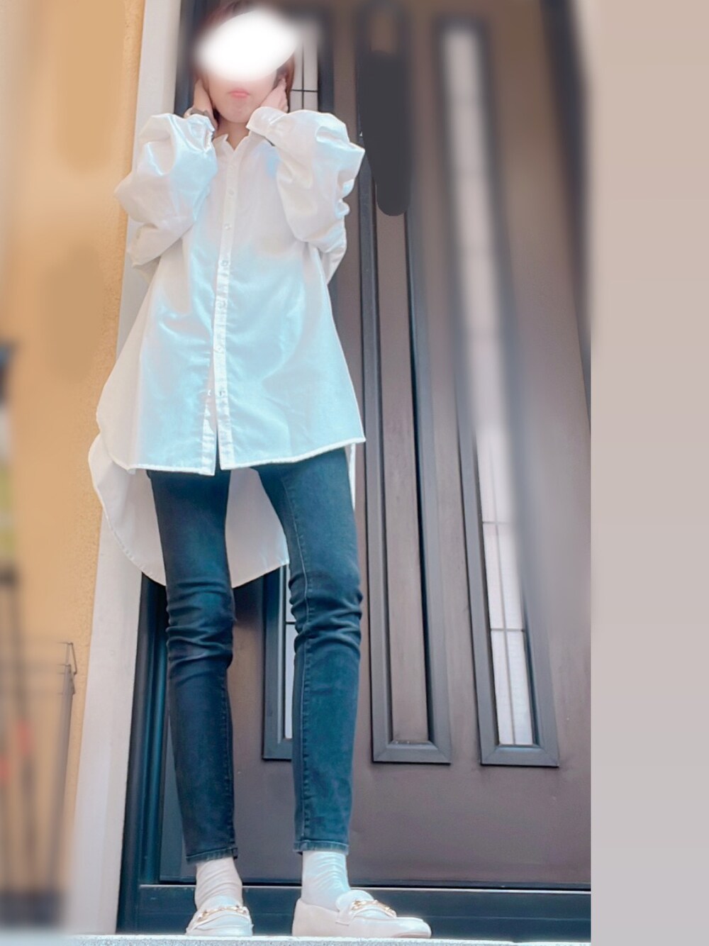 「楽チンコーデ、秋服コーデ、シャツスタイル、白シャツ、ロングシャツ、ビッグシルエット、ビッグシャツ、GU、黒スキニー、ローファー、モノトーン」｜「Chillfarのボリュームスリーブオーバーサイズシャツ（シャツ/ブラウス、ホワイト系）」を使った、んみんみんみさん（レディース・173cm）の秋コーディネートの1枚目の写真