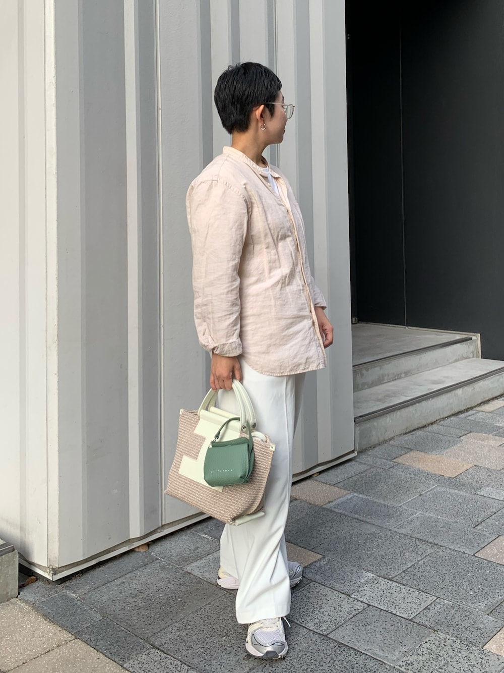 「春コーデ、春めき満開コーデ、着回しコーデ、今日のコーデ、ootd、オトナカワイイ、休日、春服、低身長女子、シャツコーデ、リラックススタイル、ワントーンコーデ、デイリーカジュアル、かごバッグ」｜「IACUCCIの【予約】ソルベット S PAGLIA/CERVO・RUGA（トートバッグ、ホワイト系）」を使った、sato yukiさん（レディース・147cm）の春コーディネートの1枚目の写真