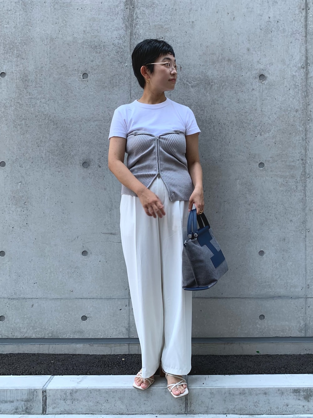 「おしゃ見えテクニック、シンプル、白Tシャツ、きれいめカジュアル、休日スタイル、ショルダーバッグ、夏コーデ、スラックス、ビスチェ、キャンバスバッグ、キャンバストート、ホワイトコーデ、低身長、低身長コーデ」｜「IACUCCIのソルベット S CANVAS/RUGA（トートバッグ、ブルー系）」を使った、sato yukiさん（レディース・147cm）の夏コーディネートの1枚目の写真