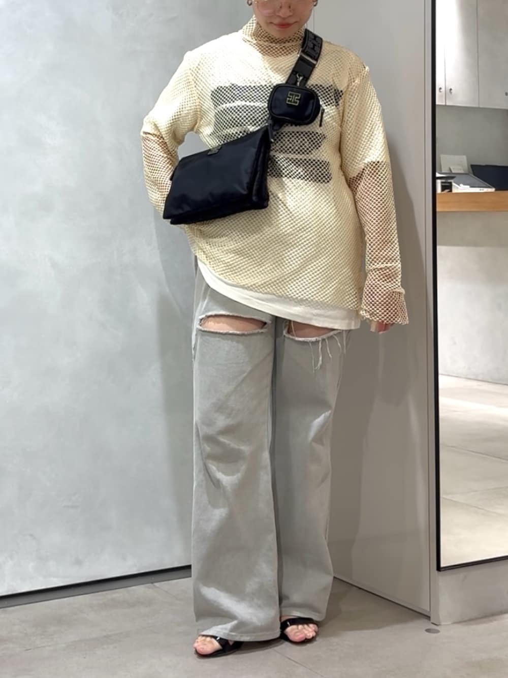 「レイヤードスタイル、サンダル、春夏コーデ、シンプルコーデ、きれいめカジュアル、休日スタイル、デニム、お出かけコーデ、低身長コーデ、おでかけコーデ、シンプルスタイル、初夏コーデ、オトナカジュアル、夏、キレイめカジュアル」｜「IACUCCIの【予約】アーゴ SD NYLON/CERVO（ショルダーバッグ、ブラック系）」を使った、sato yukiさん（レディース・147cm）の春コーディネートの1枚目の写真