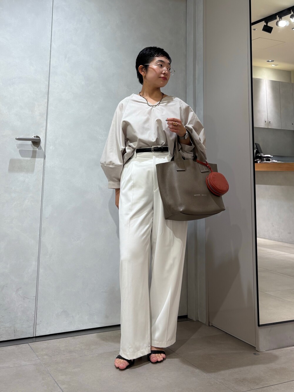 「サンダル、夏コーデ、メガネ女子、淡色コーデ、きれいめカジュアル、トートバッグ、おでかけコーデ、パンツコーデ、シンプルカジュアル、ラクチンコーデ、チャーム、バッグチャーム、大人ファッション、初夏コーデ、お出かけコーデ」｜「IACUCCIの【予約】オペラ S CERVO/STAMPA INTERNA（ショルダーバッグ、ベージュ系）」を使った、sato yukiさん（レディース・147cm）の夏コーディネートの1枚目の写真