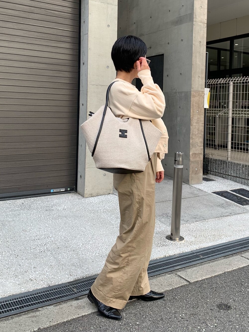 「休日スタイル、大人コーデ、シンプルスタイル、オトナ女子、パンツコーデ、ootd、きれいめコーディネート、レディースファッション、シンプル、オトナカワイイ、トートバッグ、春コーデ、低身長、低身長コーデ」｜「IACUCCIの【予約】ジーリオ PAGLIA/CERVO（ショルダーバッグ、ブラック系）」を使った、sato yukiさん（レディース・147cm）の冬コーディネートの1枚目の写真