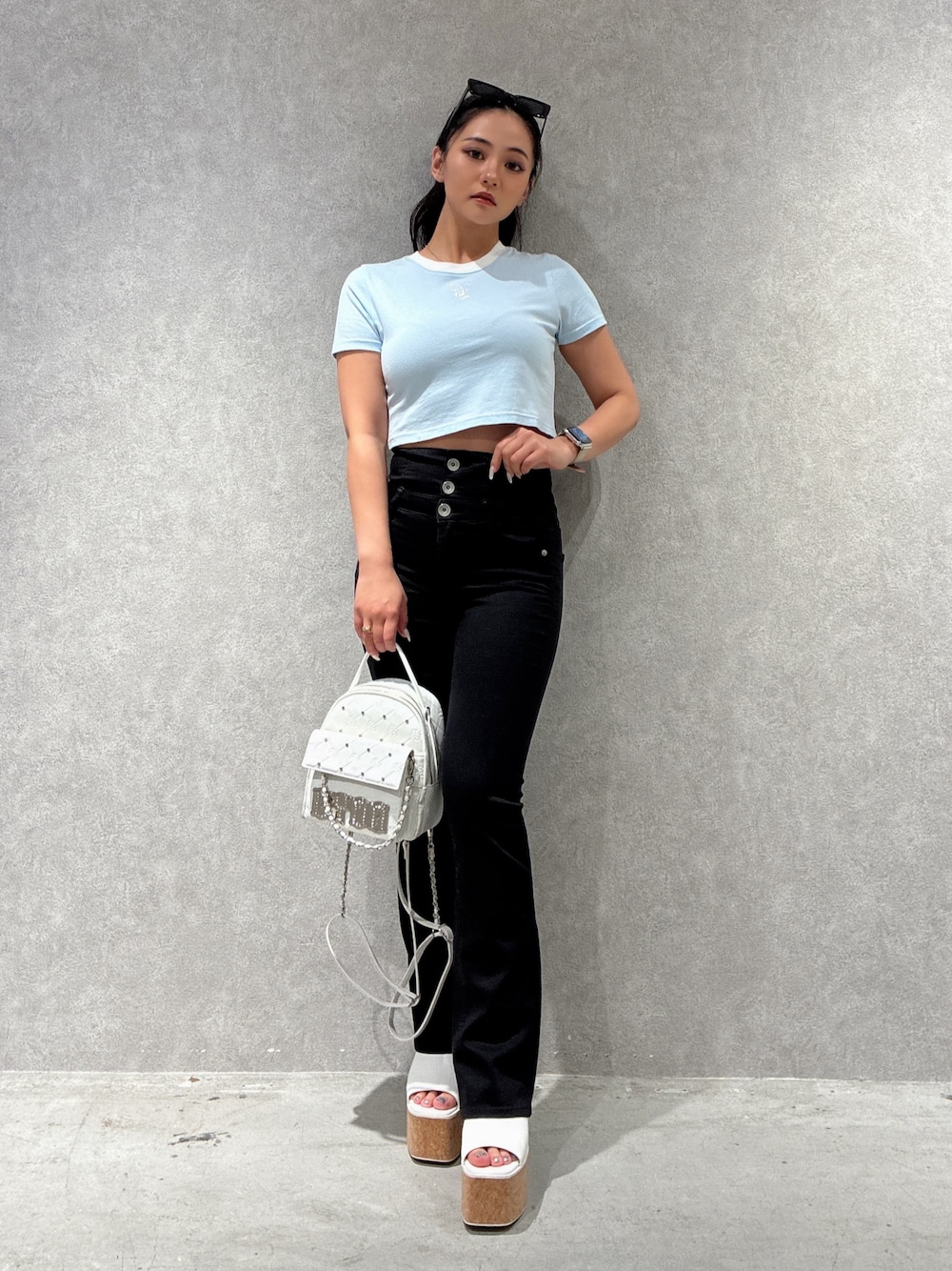 ブルー系のTシャツ/カットソー、ブラック系のデニムパンツ、ホワイト系のサンダルを着用したレディースの夏コーディネートの1枚目の写真