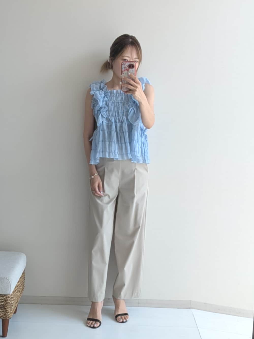ブルー系のTシャツ/カットソー、ベージュ系のその他パンツを着用したレディースの夏コーディネートの1枚目の写真