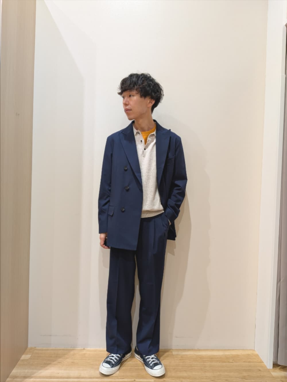 ブルー系のテーラードジャケット、グレー系のニット/セーター、ブルー系のその他パンツを着用したメンズの秋コーディネートの1枚目の写真