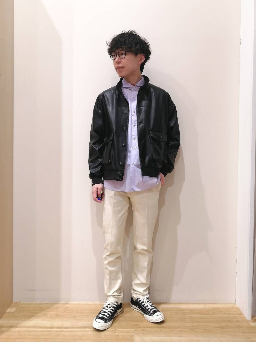 ブラック系のその他アウター、パープル系のシャツ/ブラウス、ホワイト系のデニムパンツを着用したメンズの春コーディネートの1枚目の写真