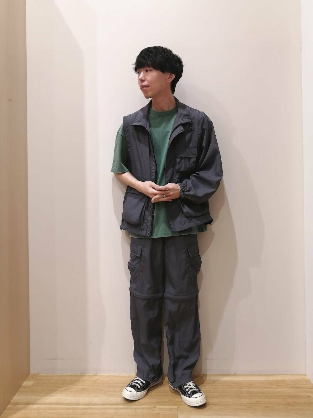 「ワントーンコーデ、大人カジュアル、ワイドパンツ、セットアップ、ベスト、イージーパンツ、ナイロン、カーゴパンツ、URBANRESEARCH、ミリタリー、夏コーデ、夏、ショーツ、フェスコーデ、大人コーデ」｜「ITEMS URBANRESEARCHの『セットアップ対応』スーパーライトナイロン2wayカーゴパンツ（その他パンツ、グレー系）」を使った、takataさん（メンズ・173cm）の春コーディネートの1枚目の写真
