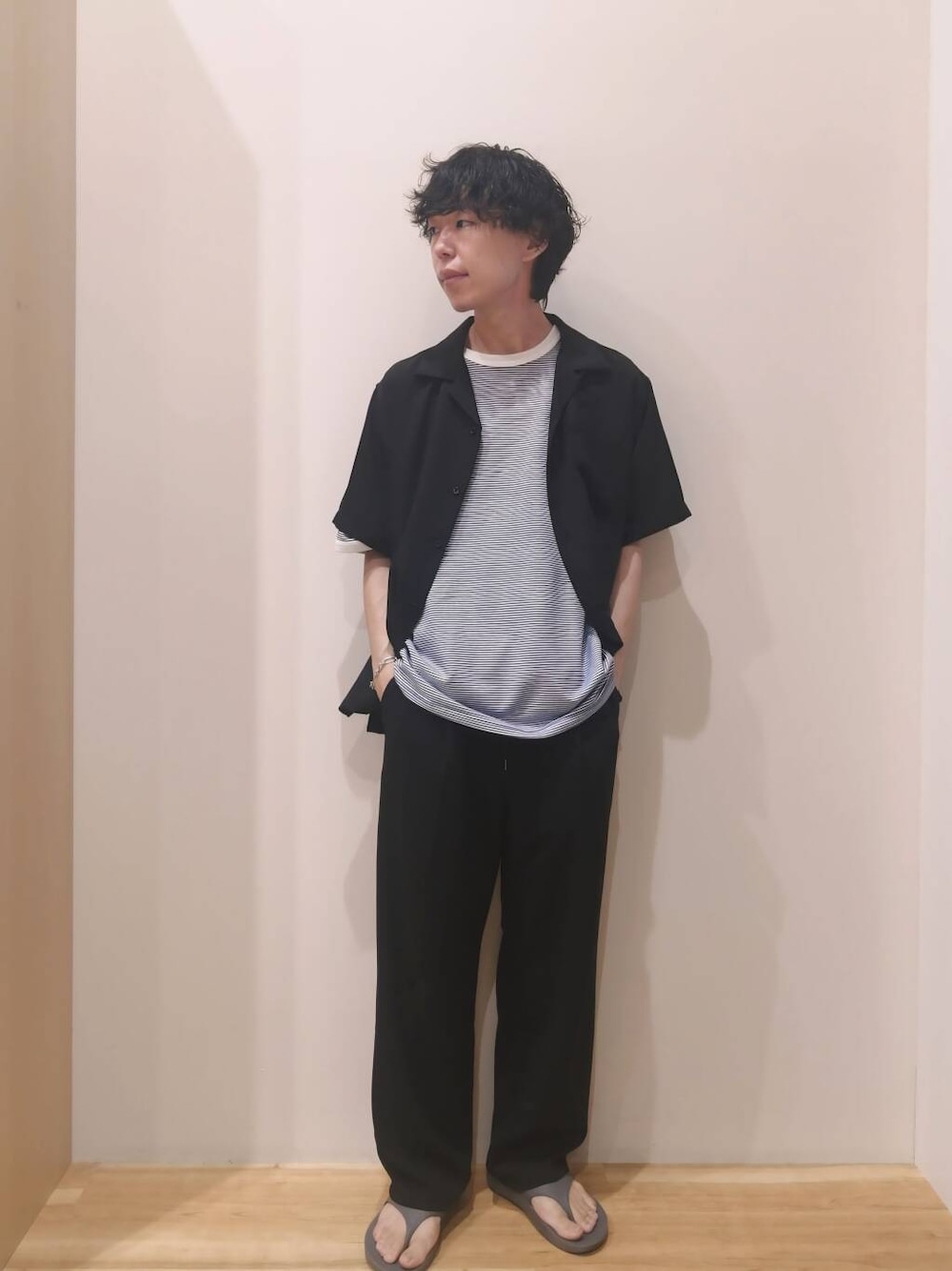 ブラック系のその他パンツ、ブラック系のシャツ/ブラウスを着用したメンズの夏コーディネートの1枚目の写真