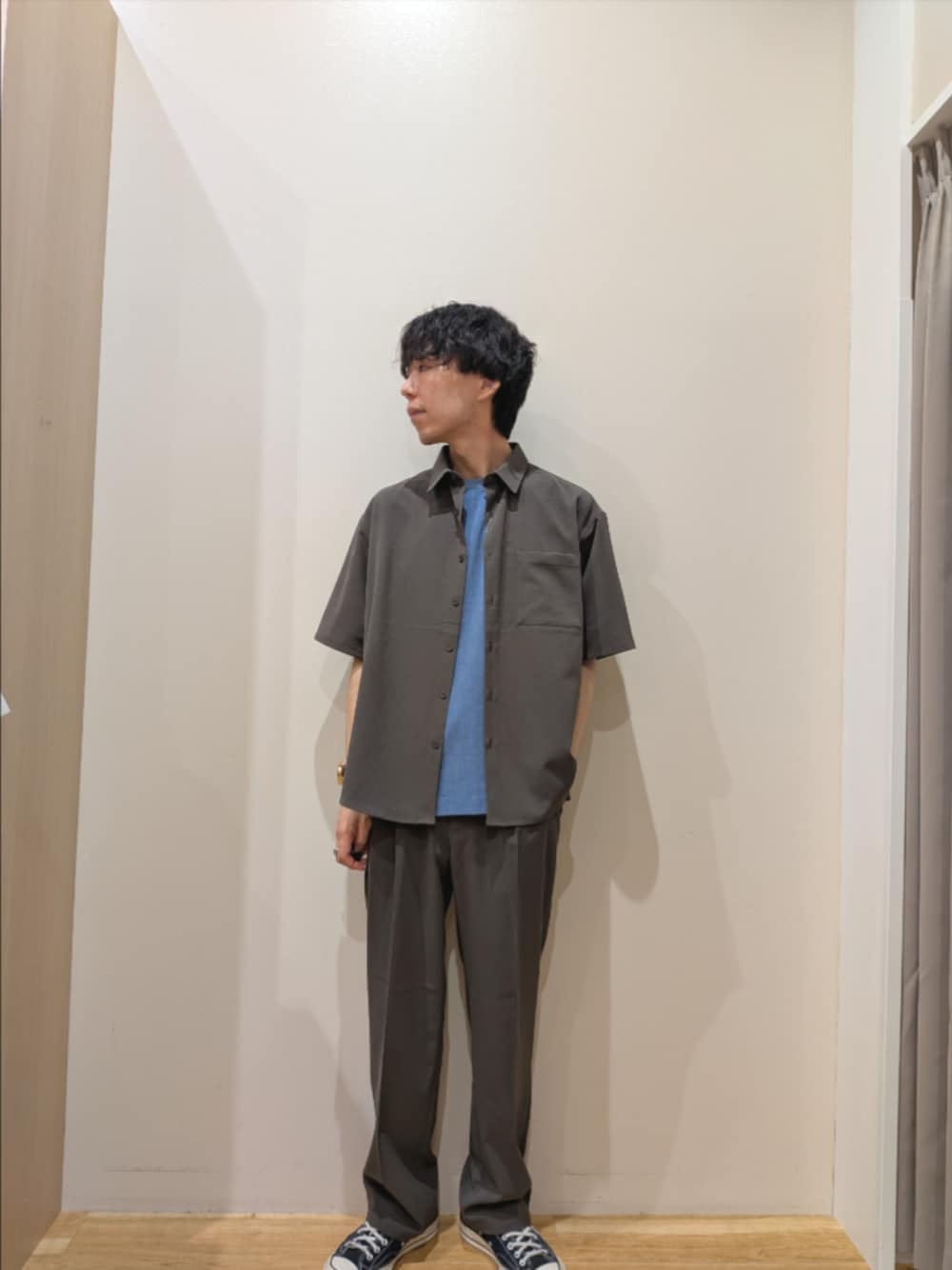 グリーン系のシャツ/ブラウス、ブルー系のTシャツ/カットソー、グリーン系のその他パンツを着用したメンズの春コーディネートの1枚目の写真