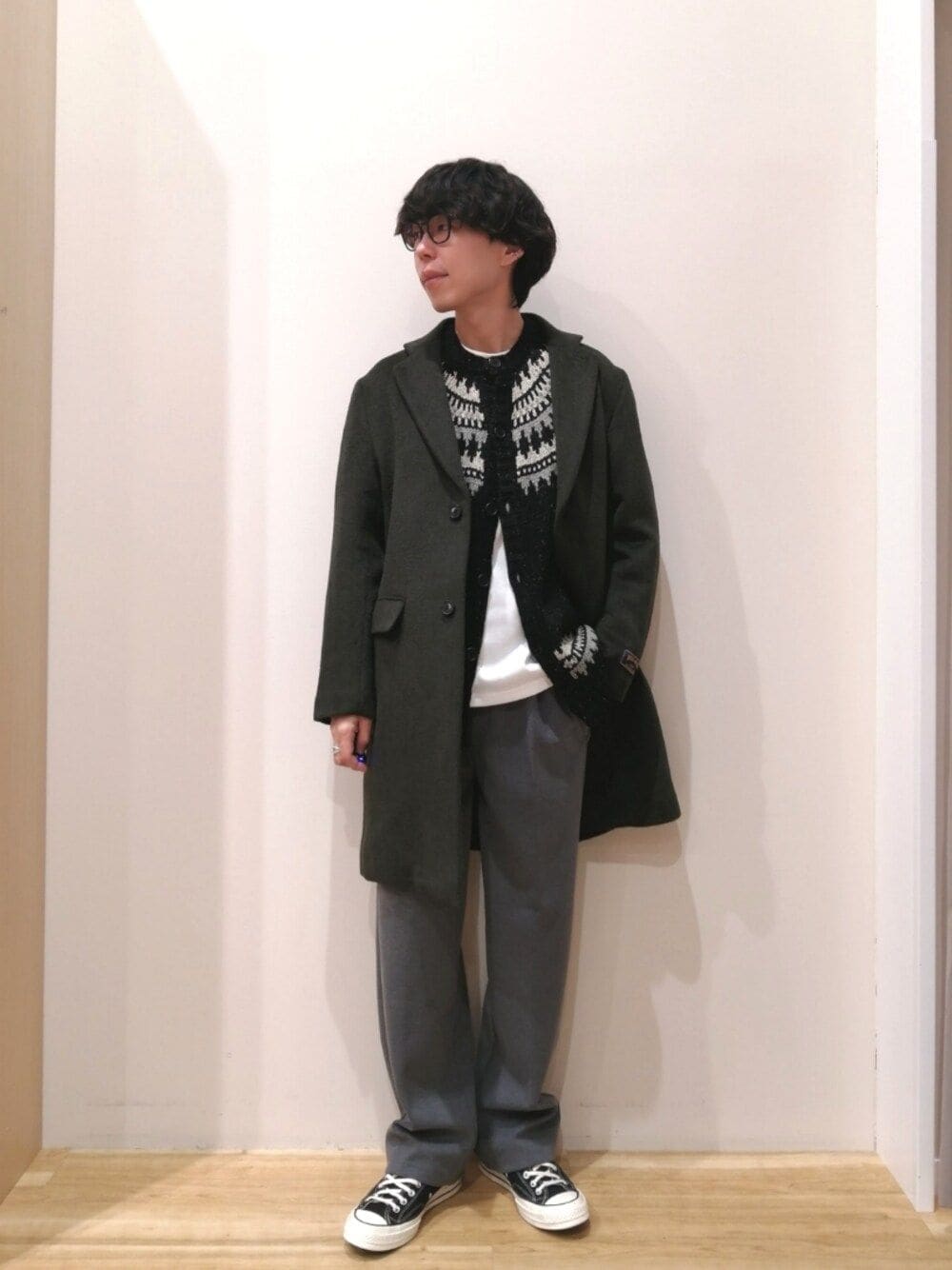 「冬コーデ、モノトーン、ニット、クリスマスに着たい服、きれいめカジュアル、ロングコート、冬アウター、レイヤードスタイル、チェスターコート、カーディガン、ノルディック柄、スラックス、大人カジュアル、デートコーデ、URBAN RESEARCH」｜「ITEMS URBANRESEARCHのウール混 メルトン チェスターコート（チェスターコート、グリーン系）」を使った、takataさん（メンズ・173cm）の冬コーディネートの1枚目の写真