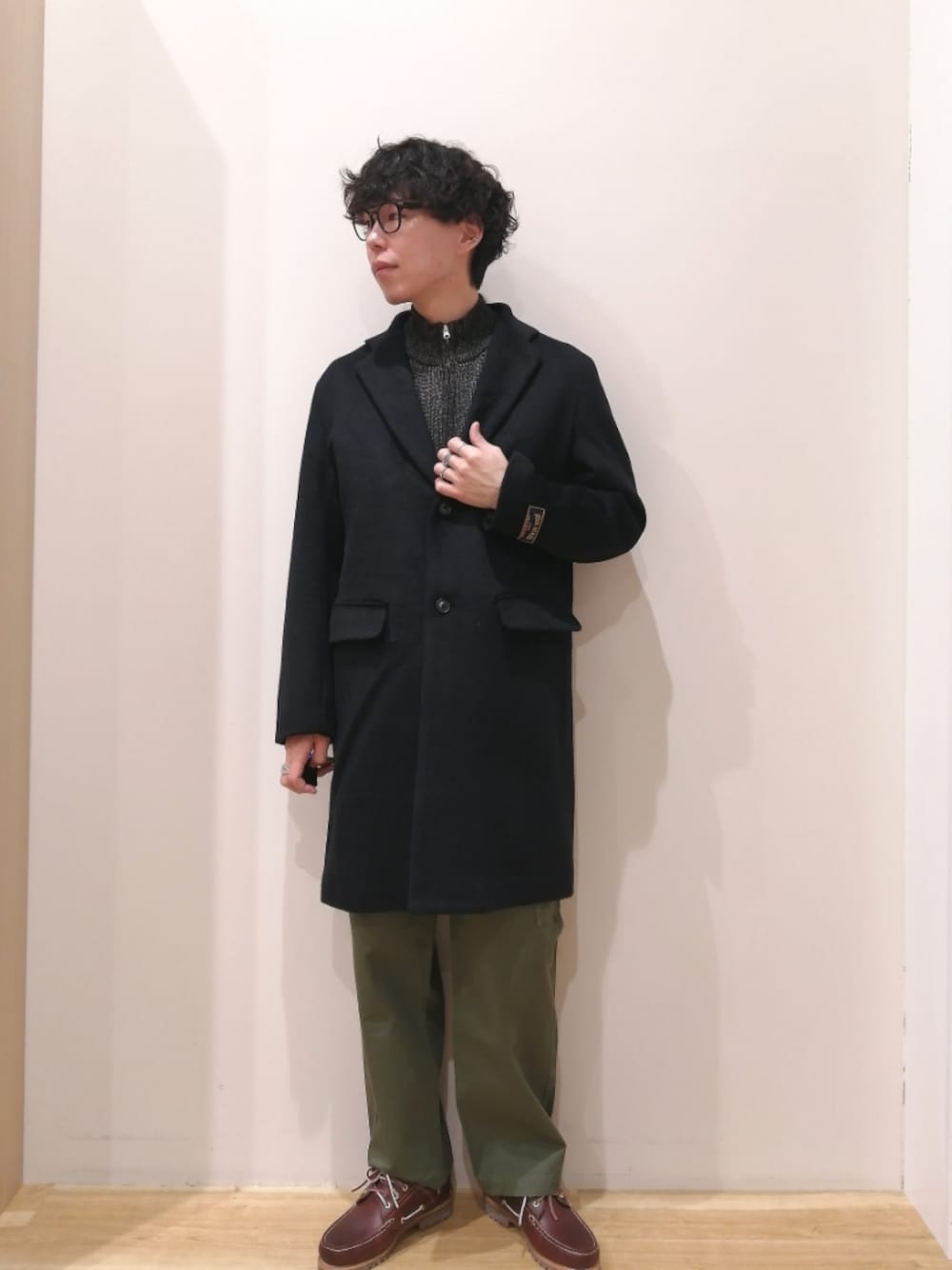 ブラック系のその他アウター、ブラック系のカーディガン/ボレロ、グリーン系のその他パンツを着用したメンズの冬コーディネートの1枚目の写真