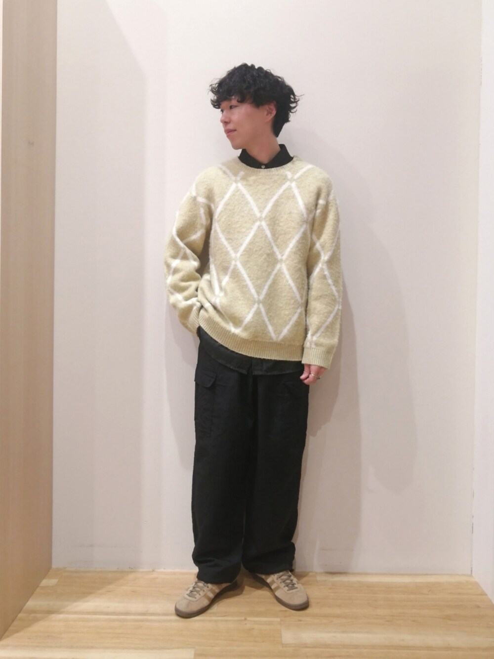 イエロー系のニット/セーター、ブラック系のシャツ/ブラウス、ブラック系のその他パンツを着用したメンズの冬コーディネートの1枚目の写真
