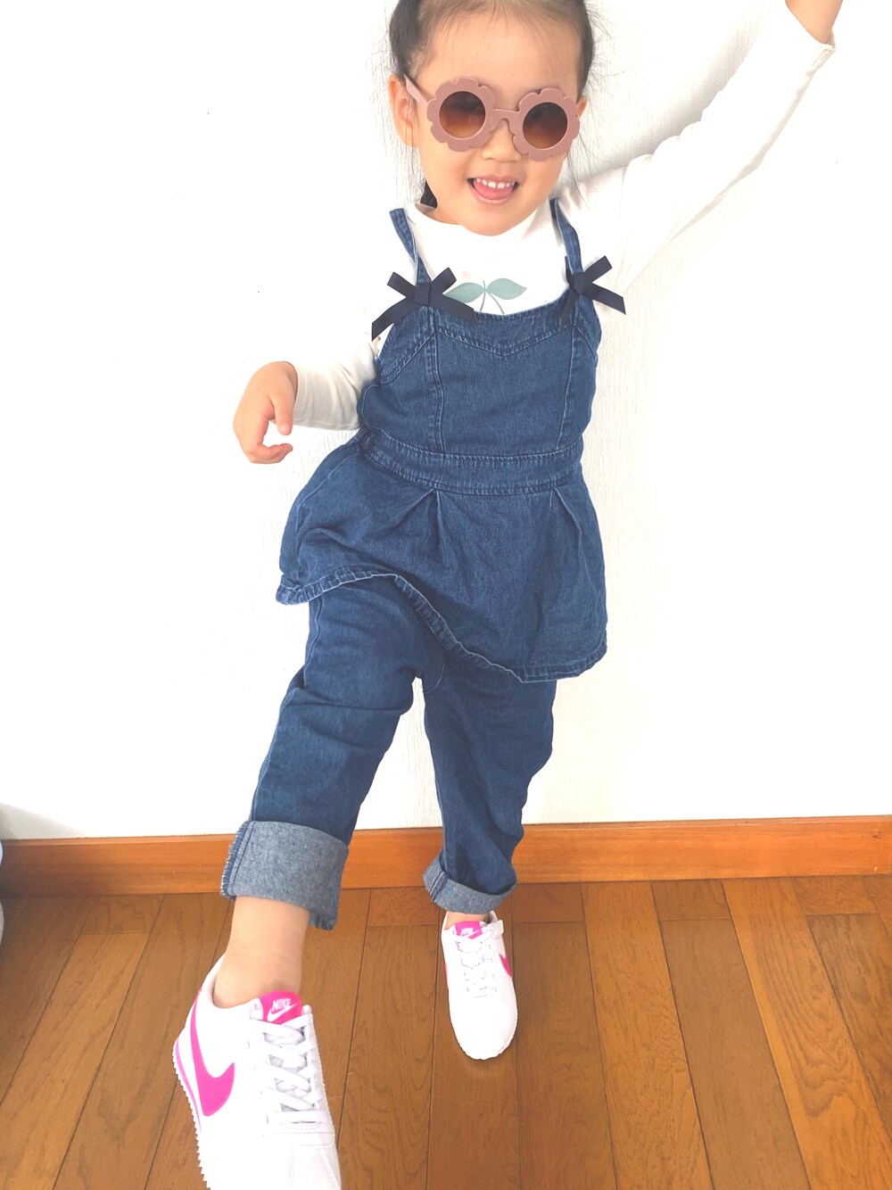「秋コーデ、キッズコーデ、キッズファッション、休日スタイル、休日コーデ、4歳、女の子、デニム、セットアップ、NIKE、ptite main、SLAPSLIP」｜「NIKEのNIKE / コルテッツ EZ PSV（14～19cm）（スニーカー、ピンク系）」を使った、blue8waveさん（キッズ・100cm）の秋コーディネートの1枚目の写真