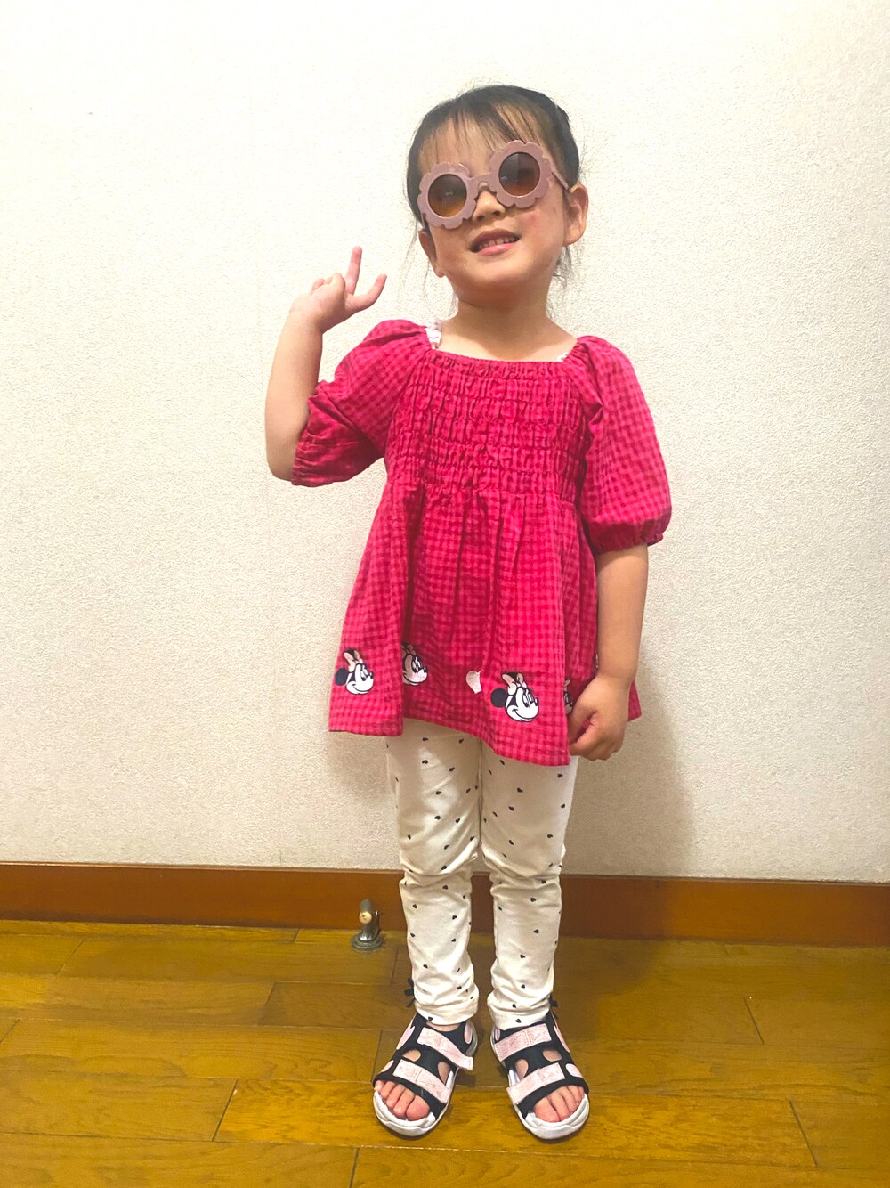 「プティマイン、ディズニー、夏、NIKE、キッズファッション、女の子コーデ、キッズ、サンダル、チュニック」｜「petit mainのアイテム（パンツ、ホワイト系）」を使った、blue8waveさん（キッズ・100cm）の夏コーディネートの1枚目の写真