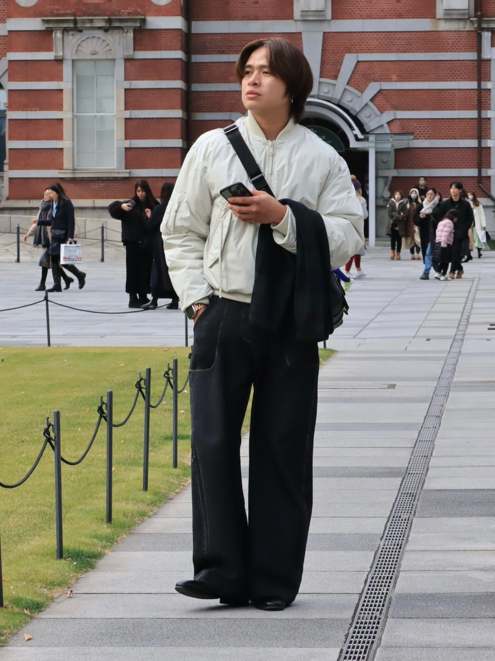「マフラーぐるぐる、メンズファッション、おしゃれさんと繋がりたい、お出かけコーデ、休日スタイル、ワイドデニム、デートコーデ」｜「ZARAのアイテム（スラックス、ブルー系）」を使った、佐藤ネルマーさん（メンズ・177cm）の冬コーディネートの1枚目の写真