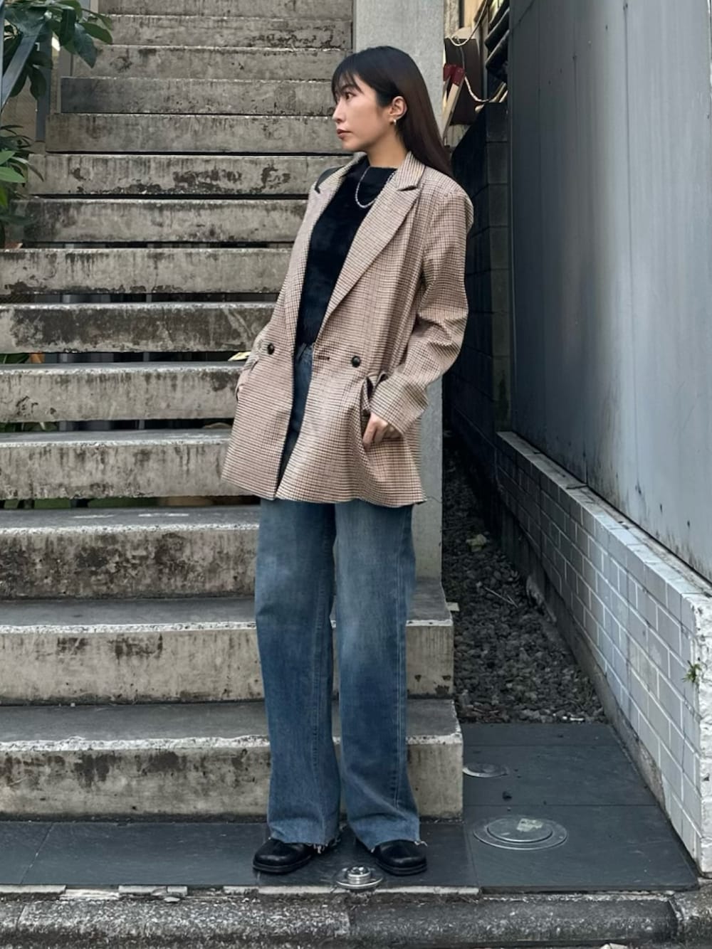 「チェック、ジャケット、冬コーデ、デニム、ブーツ、マイベストコーデ2024、クリスマスに着たい服、休日スタイル、アウター、テーマパークコーデ、きれいめカジュアル、オトナカジュアル、お出かけコーデ、ジャケットスタイル、パンツスタイル」｜「ZARAのアイテム（ブーツ、ブラック系）」を使った、Mamiさん（骨格ナチュラル・レディース・162cm）の冬コーディネートの1枚目の写真