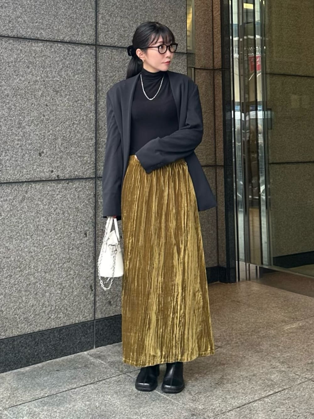 「秋コーデ、TODAYFUL、ベロア、ベロアスカート、スカート、ブーツ、メガネ女子、めがね、ジャケット、ジャケットスタイル、おでかけコーデ、キレイめカジュアル、イエロー、ショルダーバッグ、レイヤードスタイル」｜「ZARAのアイテム（ブーツ、ブラック系）」を使った、Mamiさん（レディース・162cm）の秋コーディネートの1枚目の写真