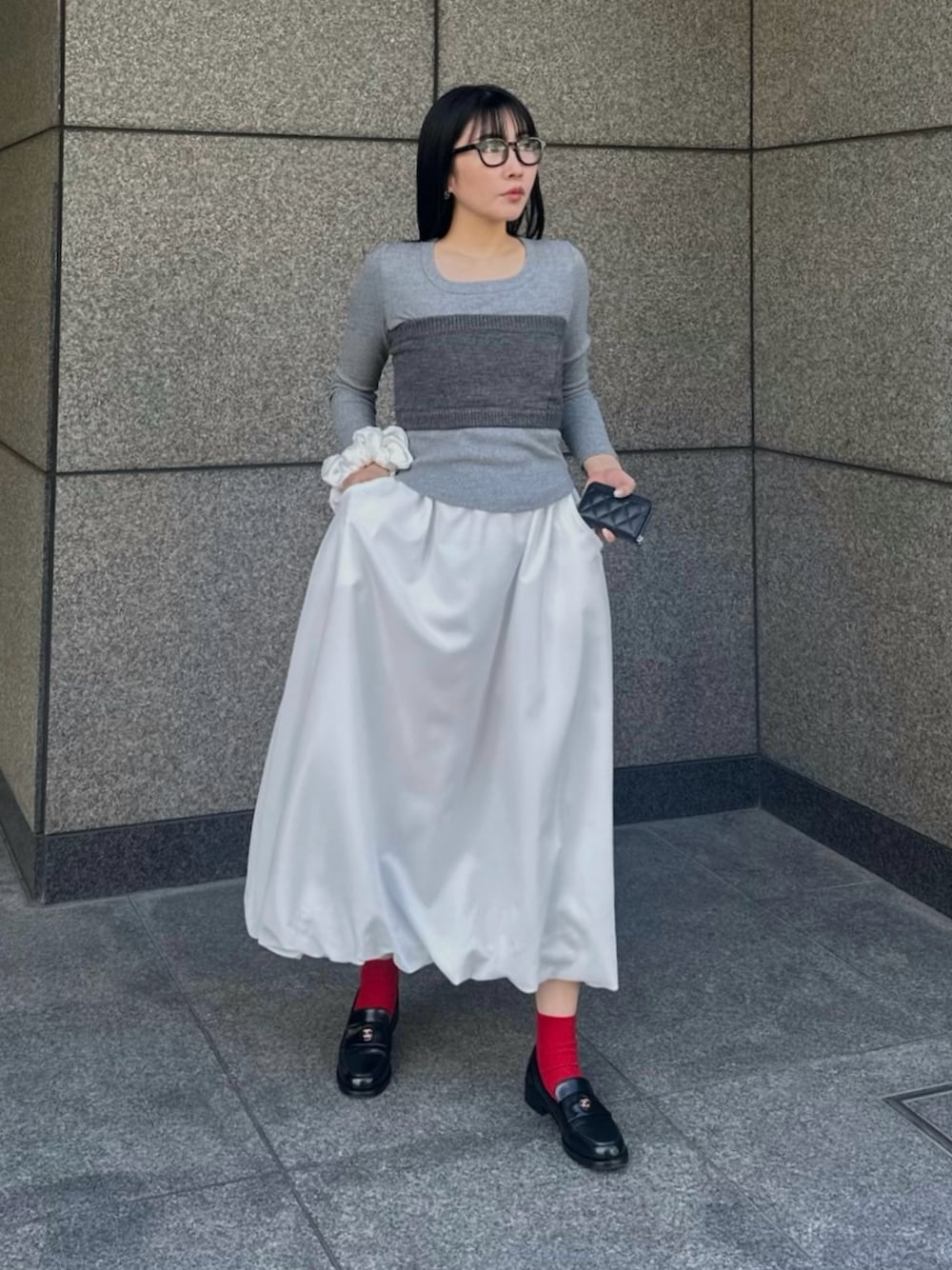 「大人カジュアル、ビスチェ、ロンT、スカート、バルーンスカート、ローファー、スカートスタイル、メガネ女子、めがね、春夏コーデ、お出かけコーデ、春コーデ、赤靴下、レイヤードスタイル、グレー」｜「CHANELのアイテム（ローファー、ブラック系）」を使った、Mamiさん（レディース・162cm）の春コーディネートの1枚目の写真