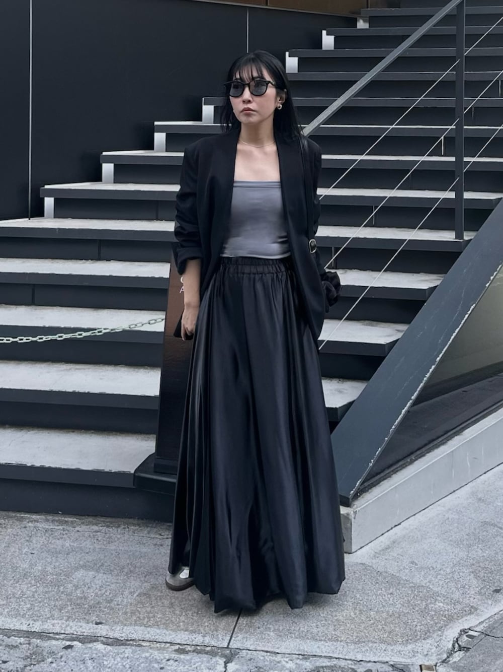 「大人カジュアル、サングラス、ロングスカート、スカート、スカートスタイル、ジャケット、春夏コーデ、セットアップ、モノトーン、ブラック、お出かけコーデ、メガネ女子、きれいめカジュアル、シンプルスタイル、春コーデ」｜「LIENCOEURのサテンバルーンロングスカート（スカート、ブラック系）」を使った、Mamiさん（レディース・162cm）の春コーディネートの1枚目の写真