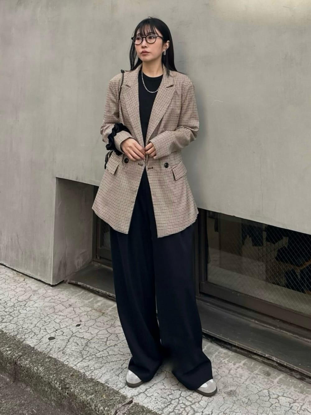 ベージュ系のテーラードジャケット、ブラック系のその他パンツ、ホワイト系のスニーカーを着用したレディースの冬コーディネートの1枚目の写真