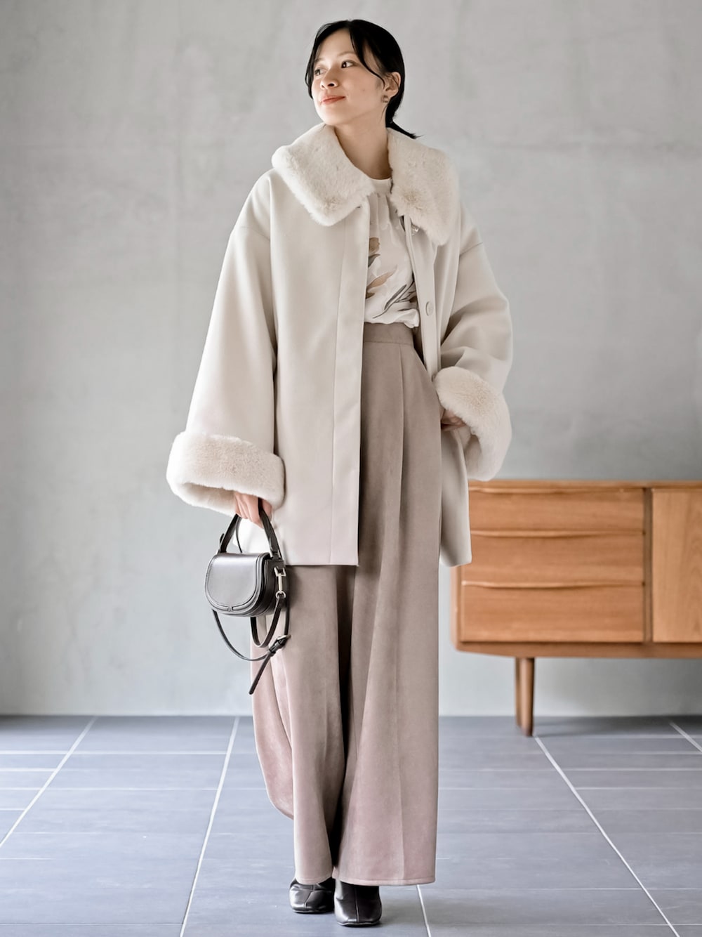 ホワイト系のステンカラーコート、イエロー系のシャツ/ブラウス、ブラウン系のその他パンツを着用したレディースの秋コーディネートの1枚目の写真