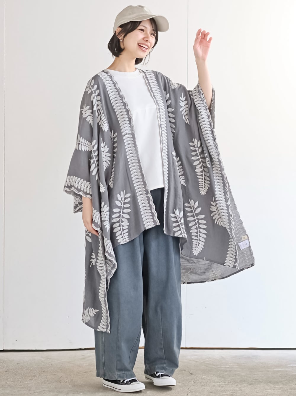 「大人カジュアル、プチプラ、プチプラコーデ、rps、rpsコーデ、ポンチョ」｜「rpsのデニムバルーンパンツ（デニムパンツ、ブルー系）」を使った、rps_freakさん（レディース・164cm）の春コーディネートの1枚目の写真