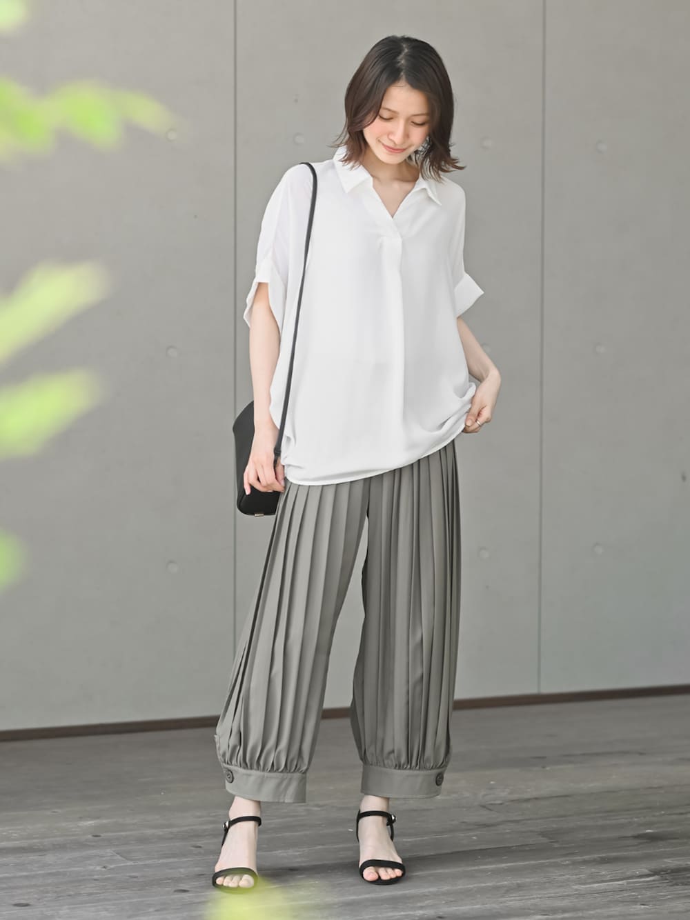 「rps、rpsコーデ、大人カジュアル、大人コーデ、大人かわいい、プチプラ、プチプラコーデ、スキッパーシャツ、バルーンパンツ、夏コーデ」｜「rpsのタックバルーンパンツ（その他パンツ、グリーン系）」を使った、rps_freakさん（レディース・164cm）の夏コーディネートの1枚目の写真