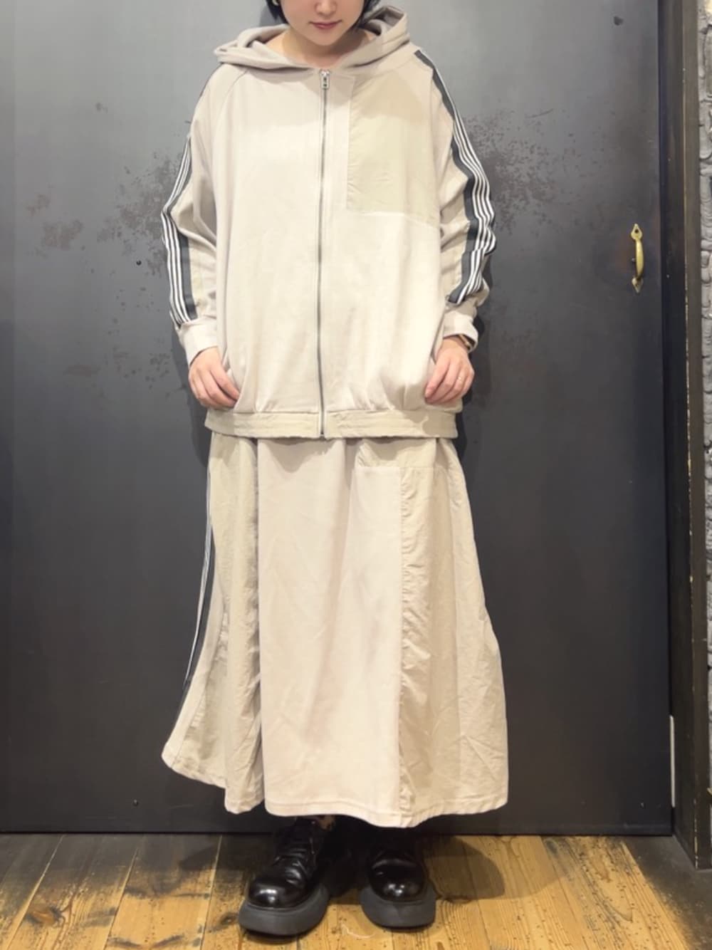 ベージュ系のブルゾン、ベージュ系のスカートを着用したレディースの秋コーディネートの1枚目の写真