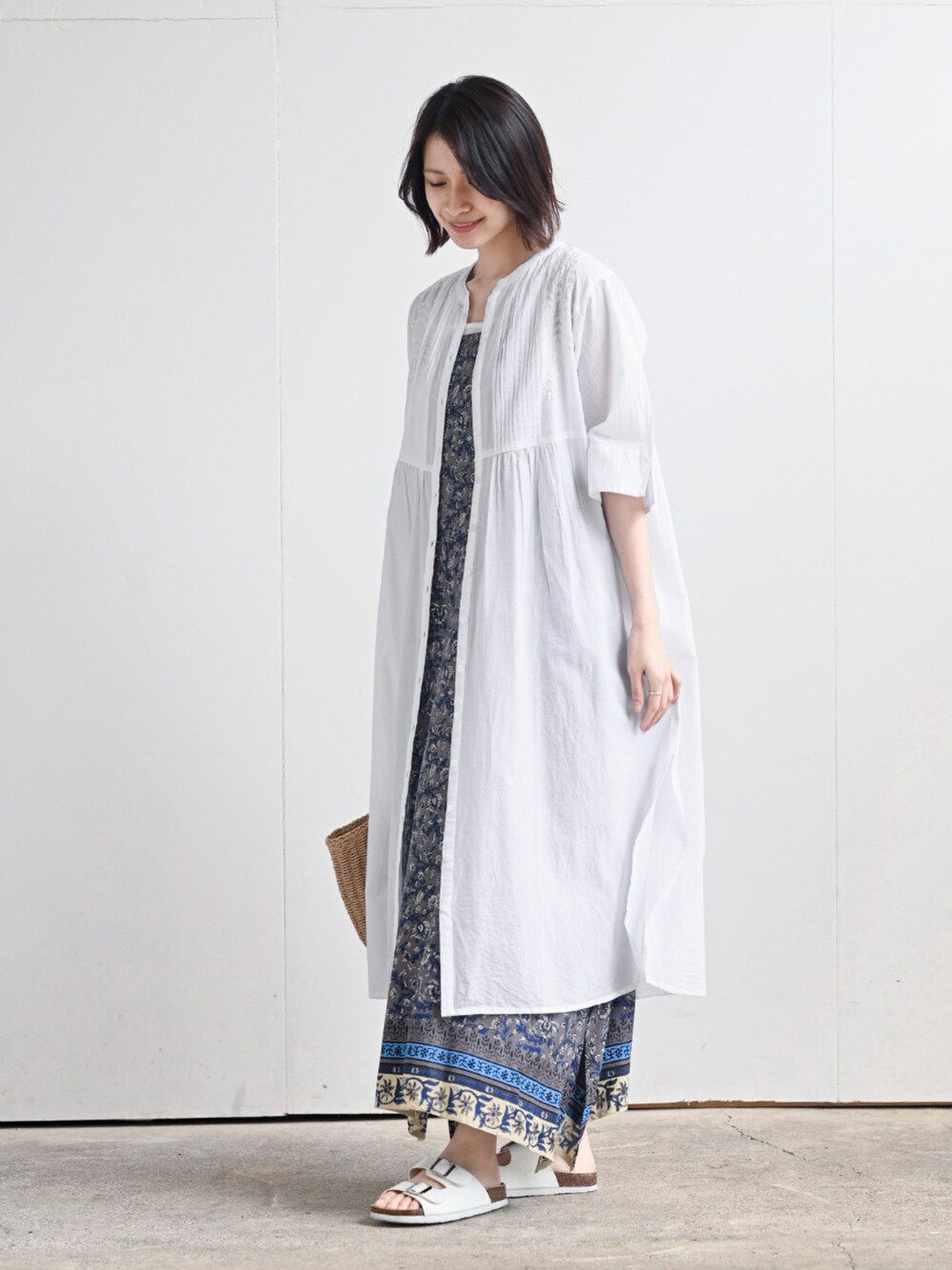 rps（アールピーエス）の「刺繍×ピンタックバンドカラーシャツ